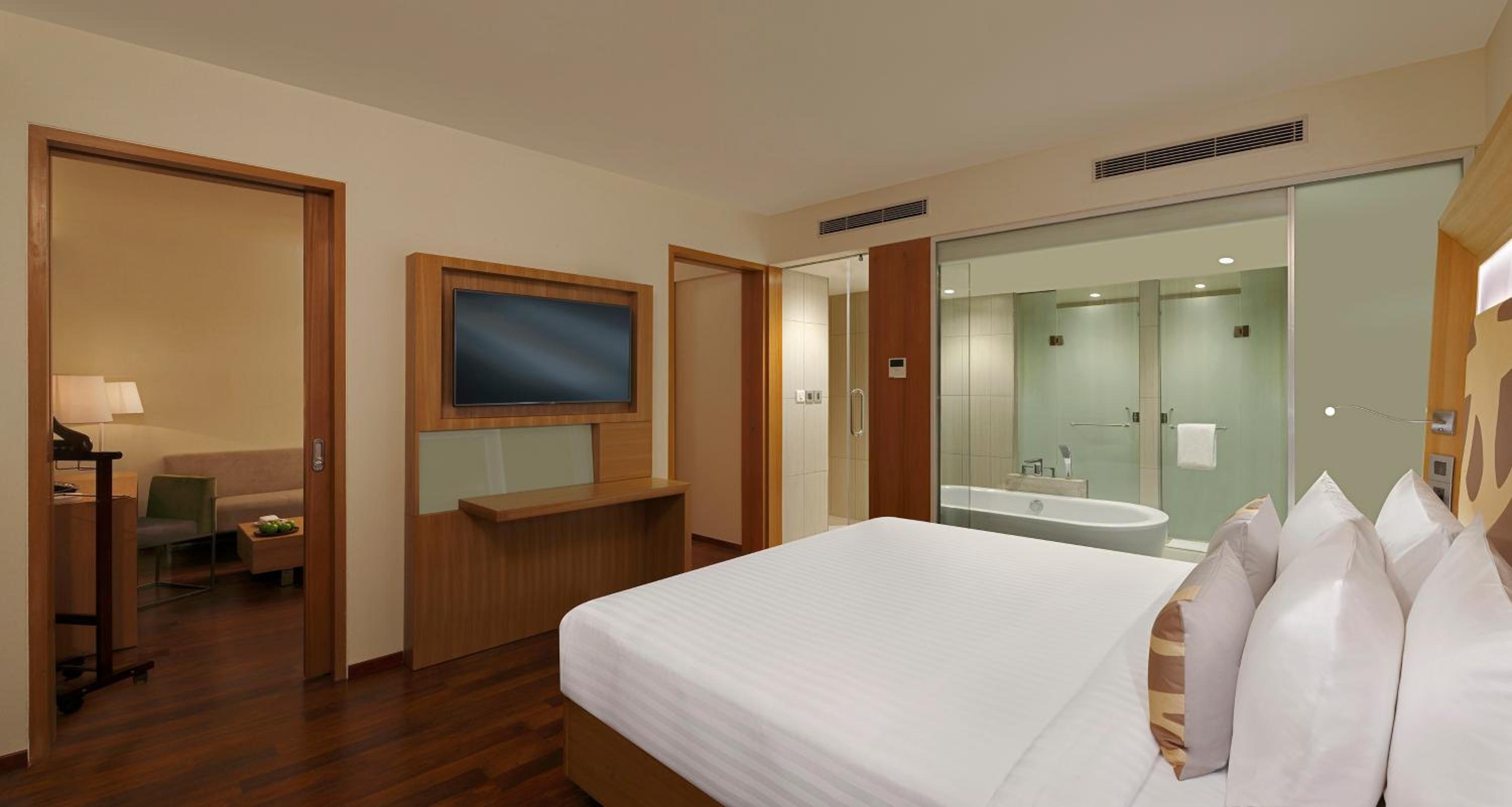 Executive Suite King bed with Cocktail Hours