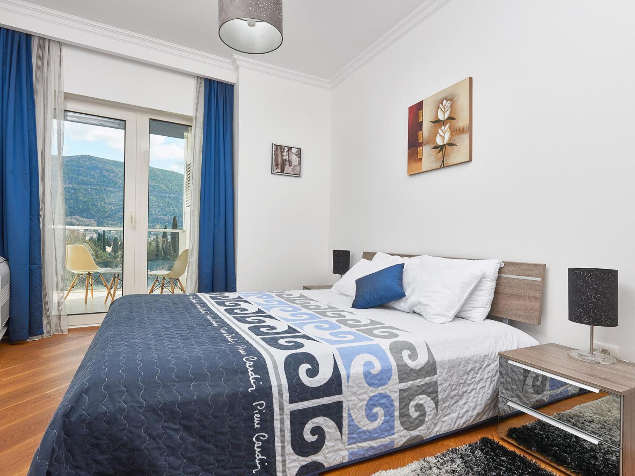 Family Suite with Balcony with City View photo 2