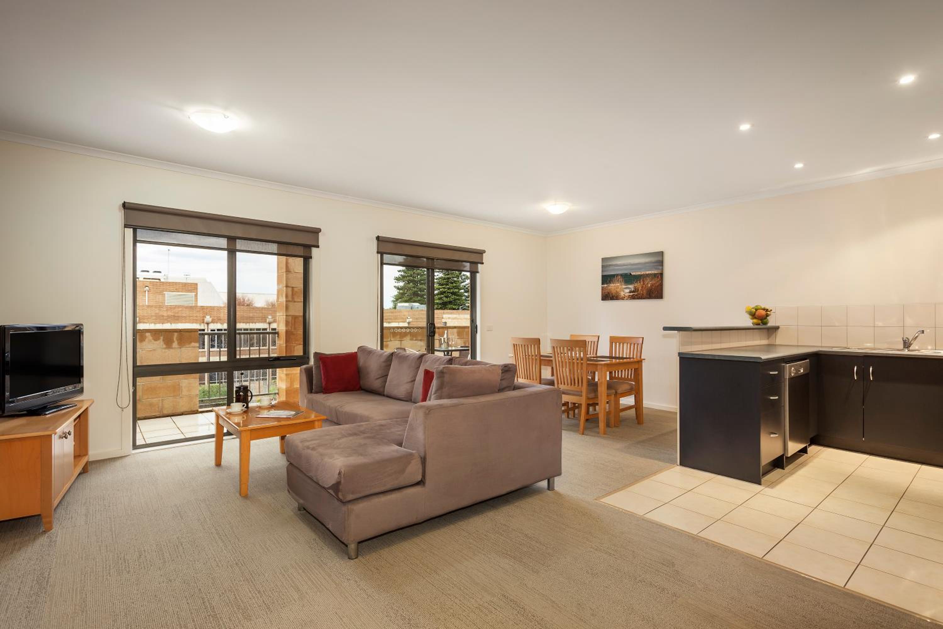 Executive One-Bedroom Apartment - Photo 4