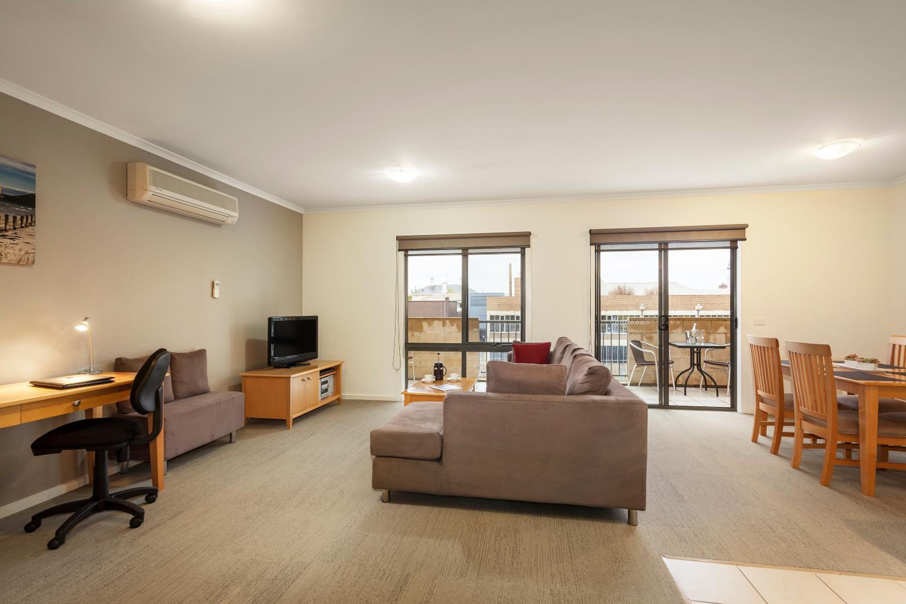 Executive One-Bedroom Apartment - Photo 3