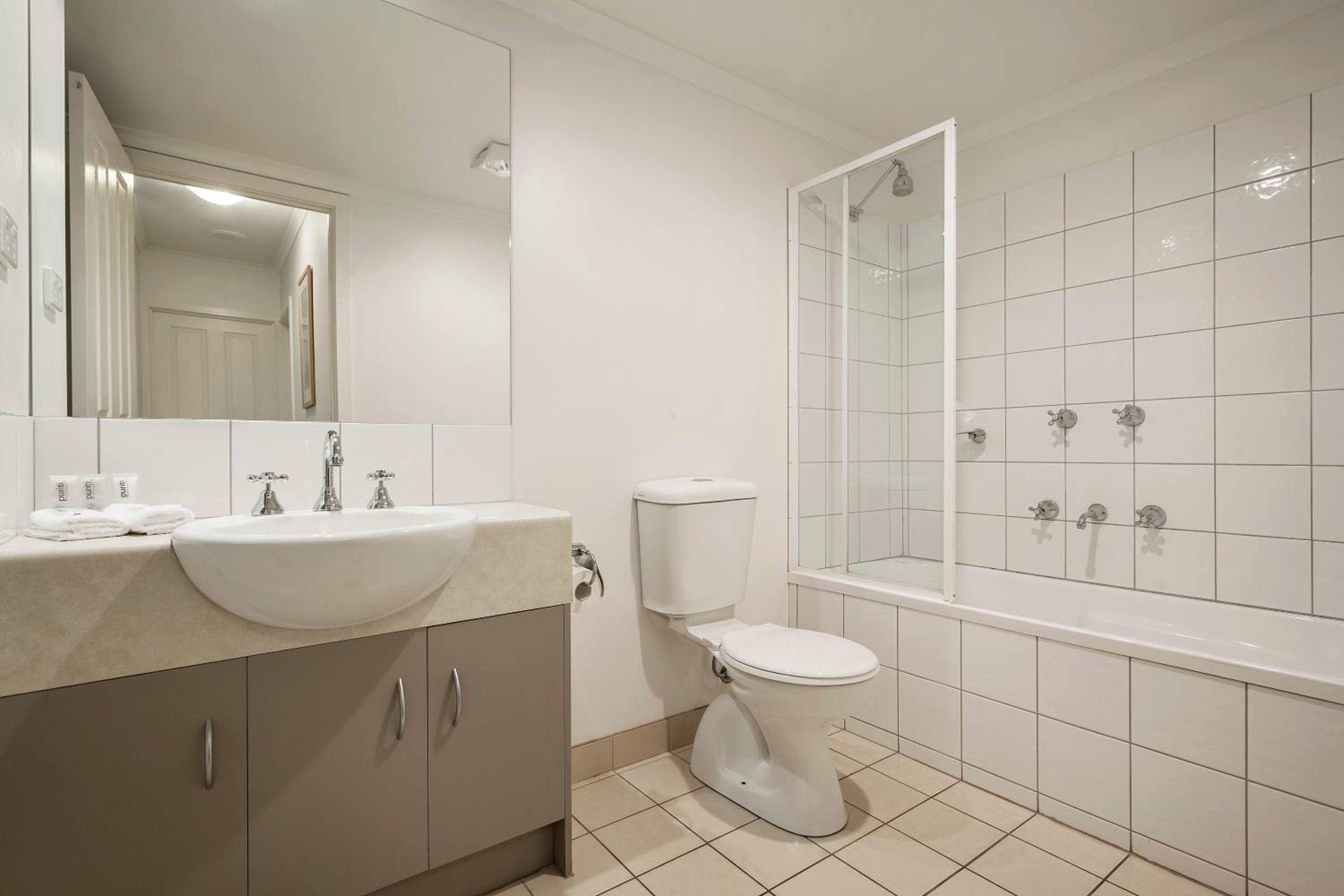 Executive One-Bedroom Apartment - Photo 6