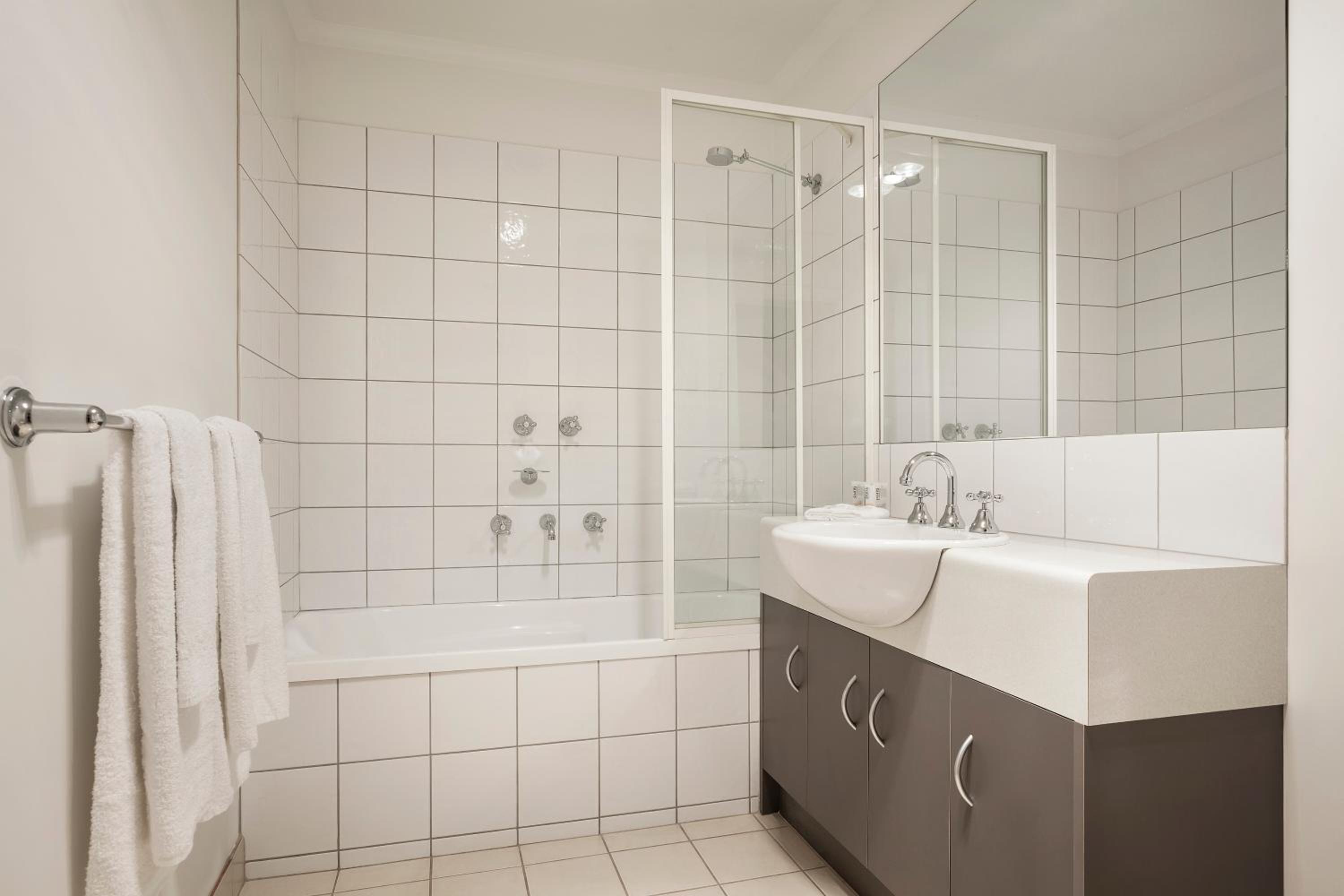 Executive Three-Bedroom Apartment - Photo 6