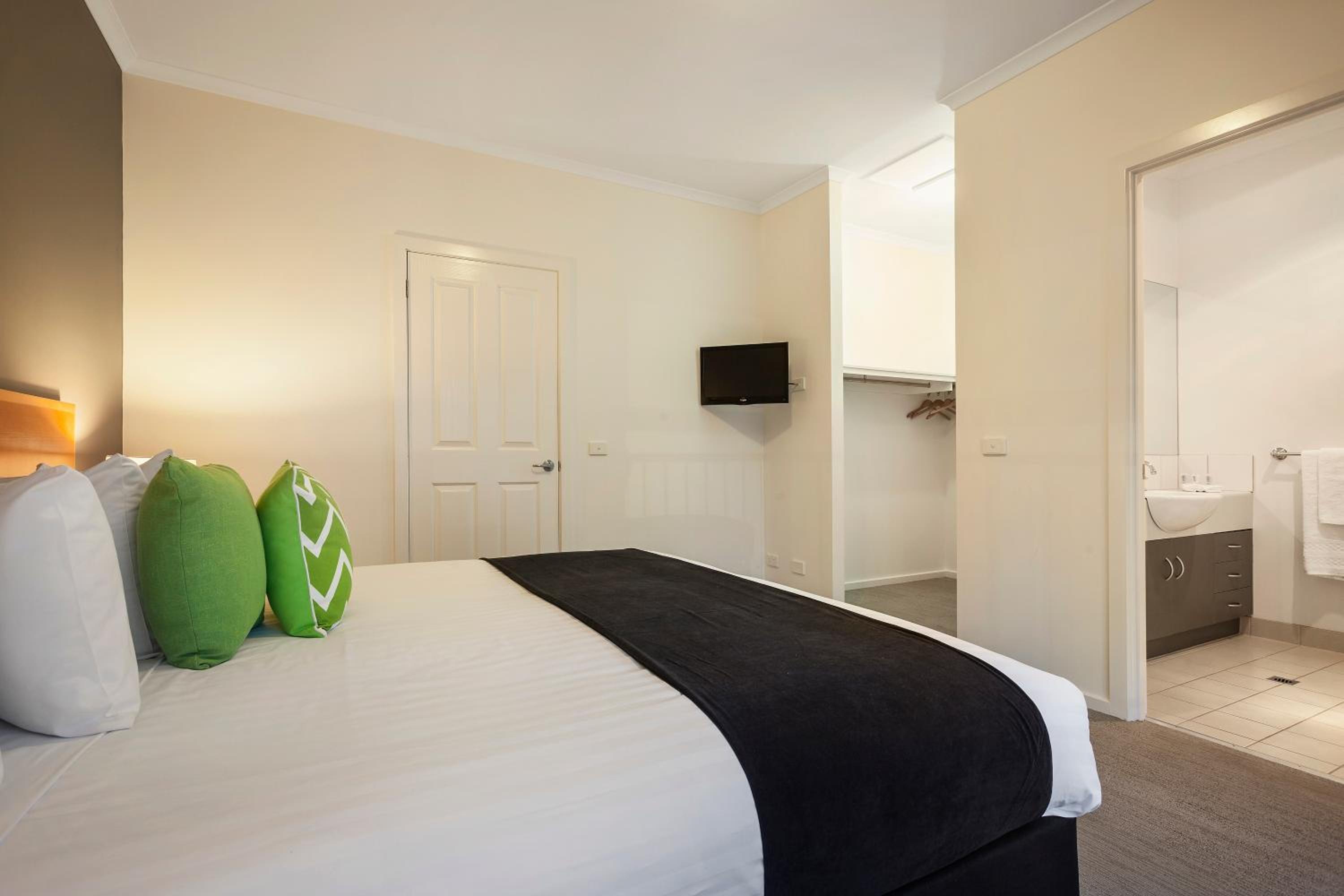 Executive Three-Bedroom Apartment - Photo 4