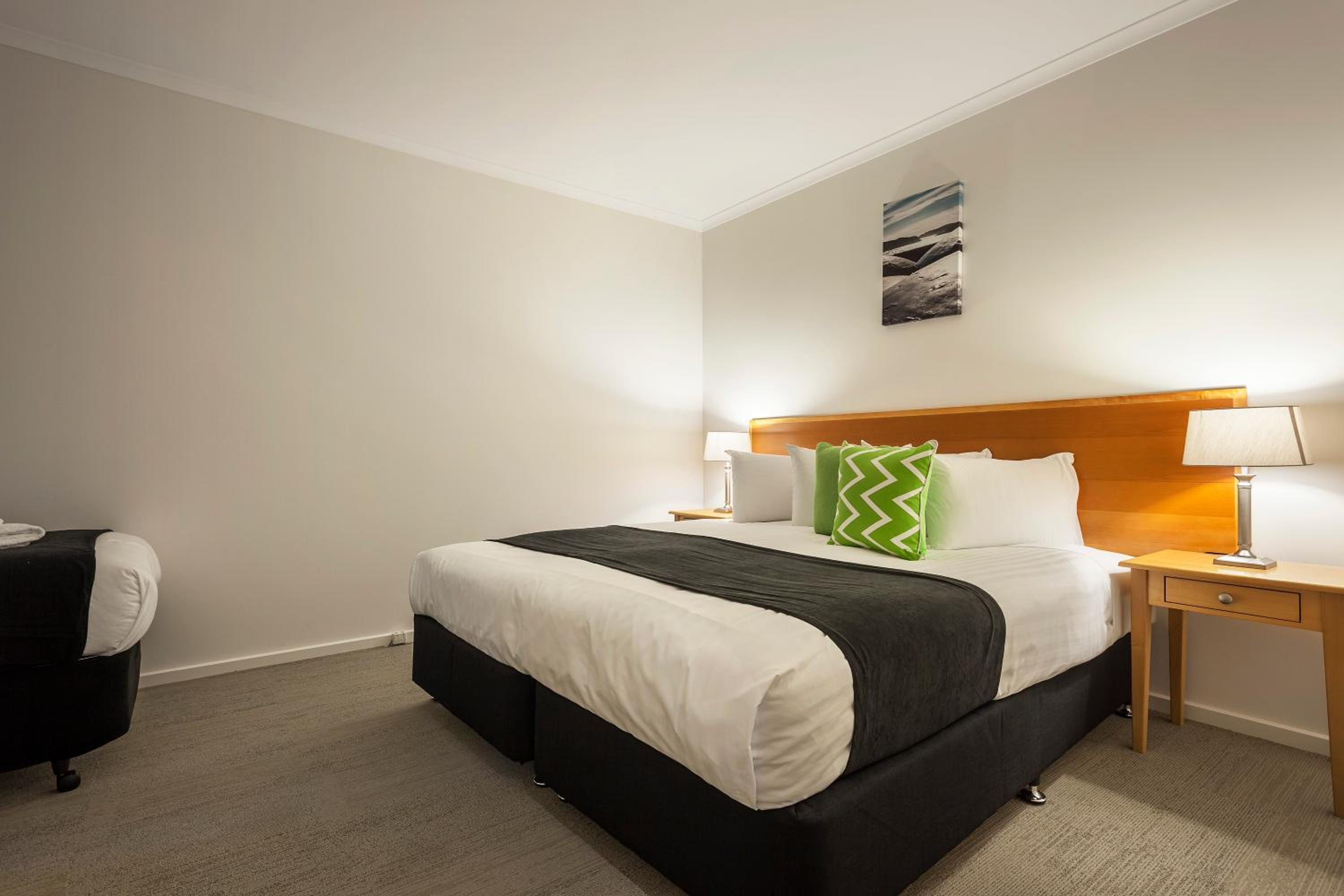 Executive Three-Bedroom Apartment - Photo 3