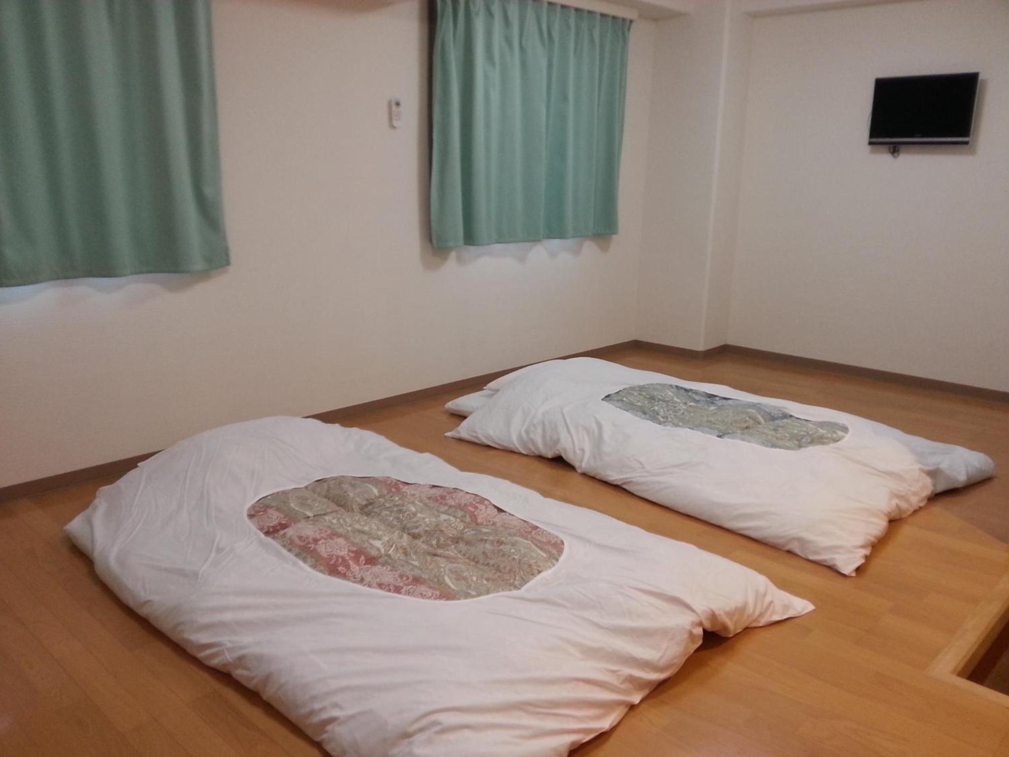Family Room with Shared Bathroom - Non-Smoking photo 2