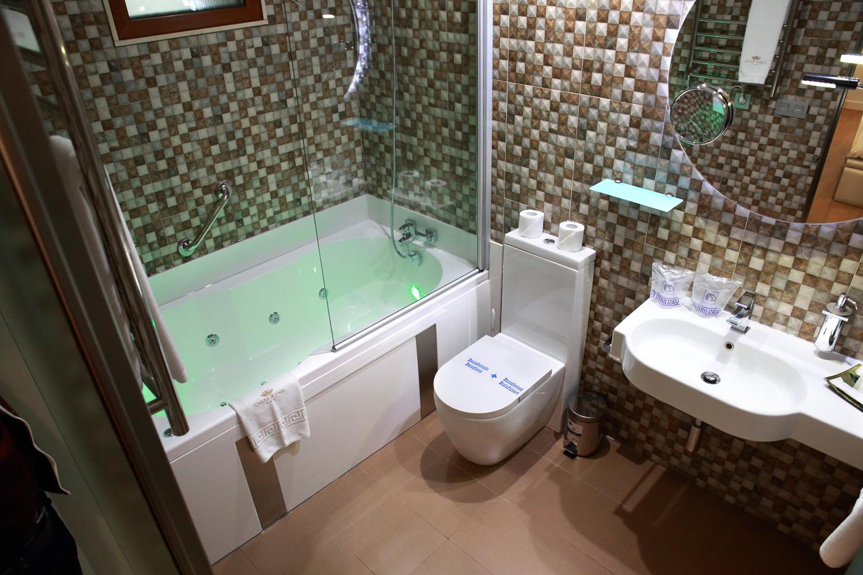 Deluxe Double or Twin Room with Spa Bath photo 2