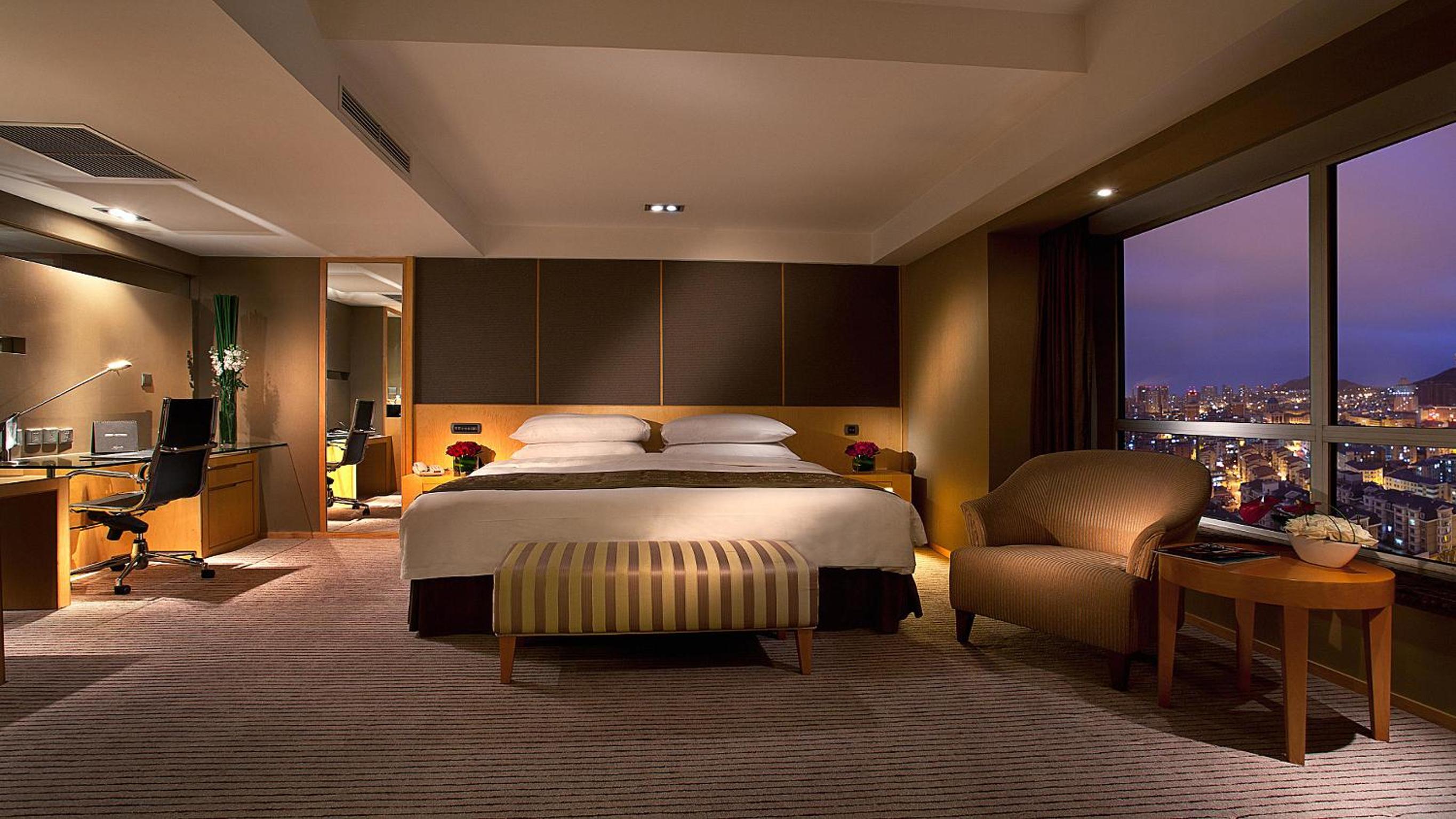 Deluxe King Room - Photo 7
