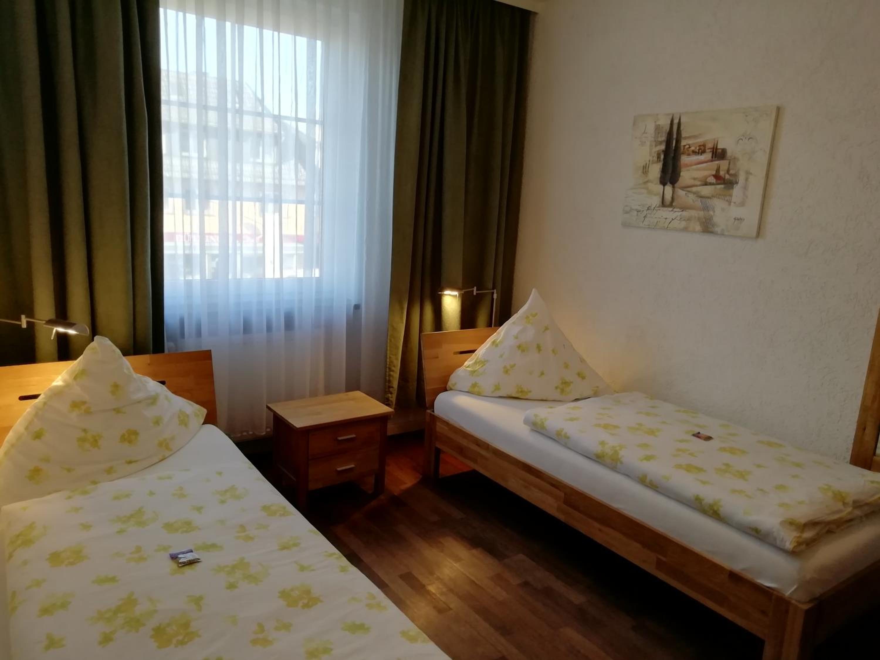 Quadruple Room with Bathroom - Photo 2