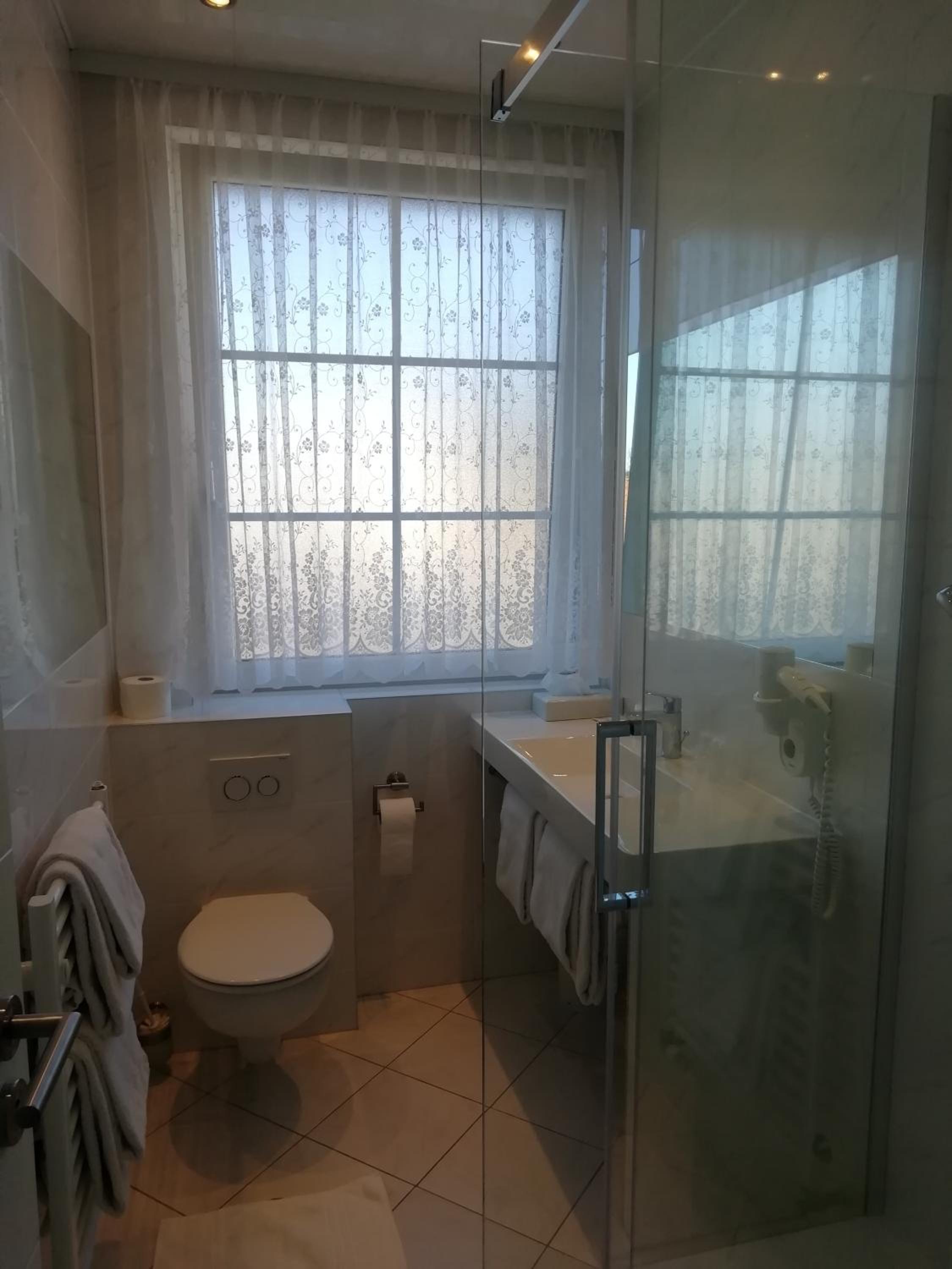 Quadruple Room with Bathroom - Photo 4