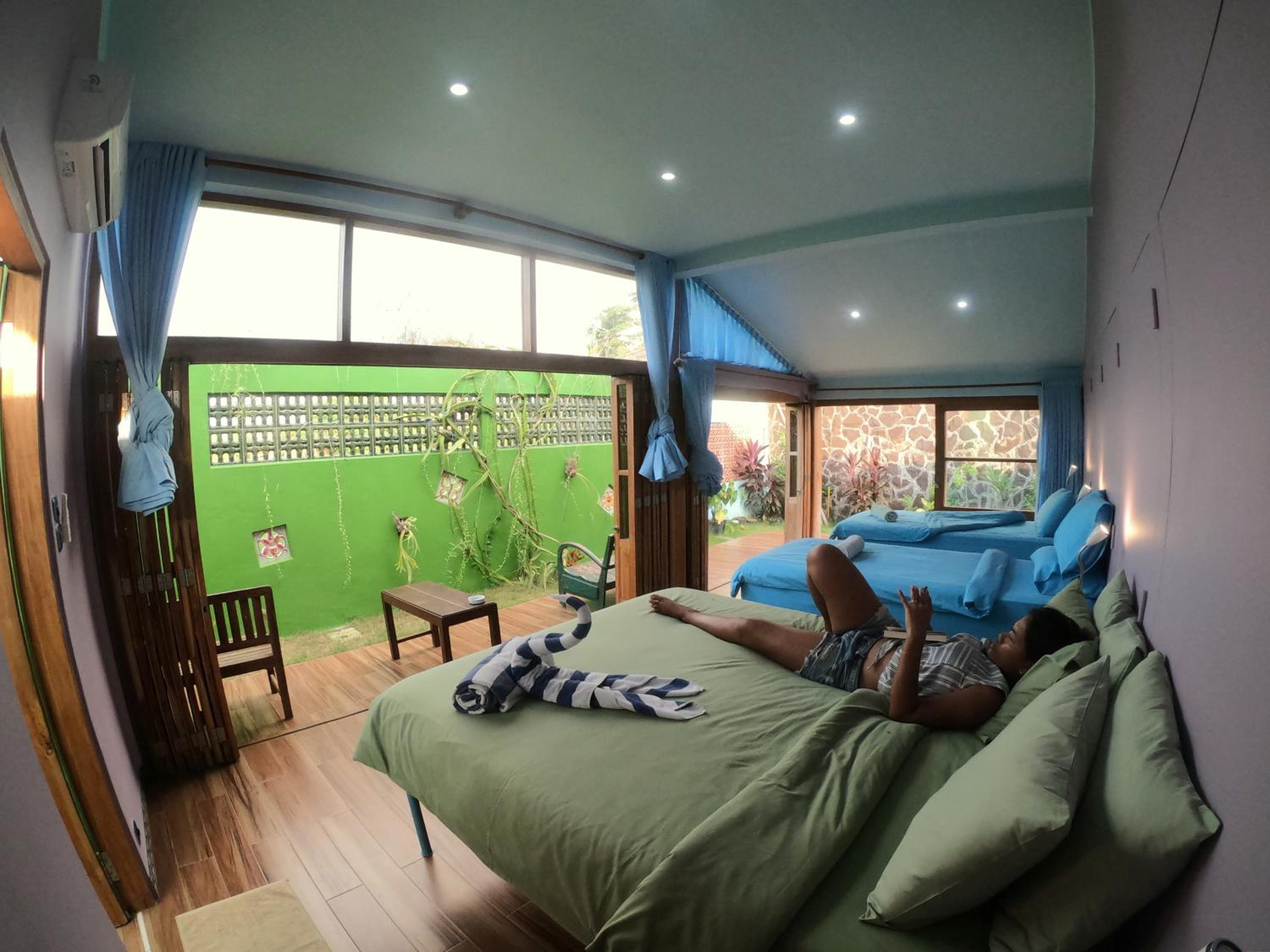 Family Room with Garden View - Photo 3
