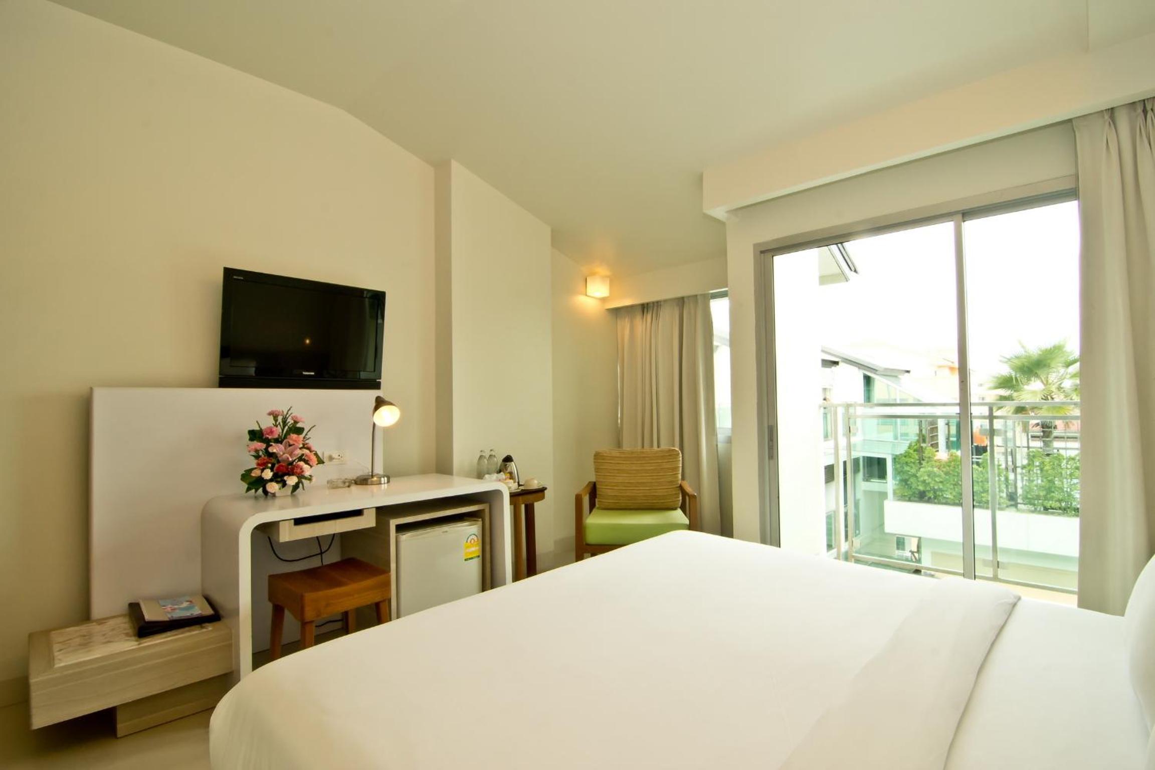 Deluxe Double or Twin Room with Pool View - Photo 3