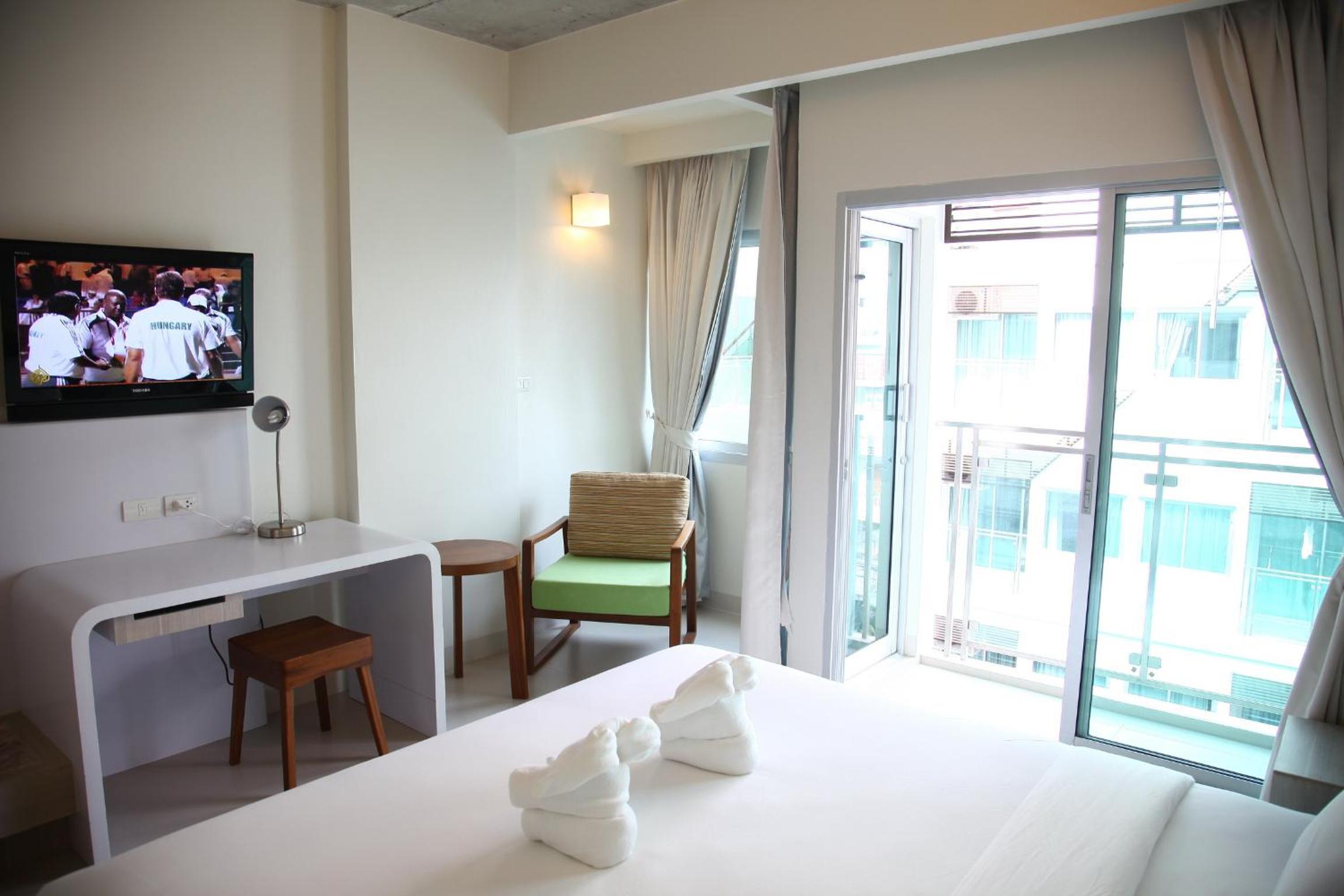 Deluxe Double or Twin Room with Pool View - Photo 4