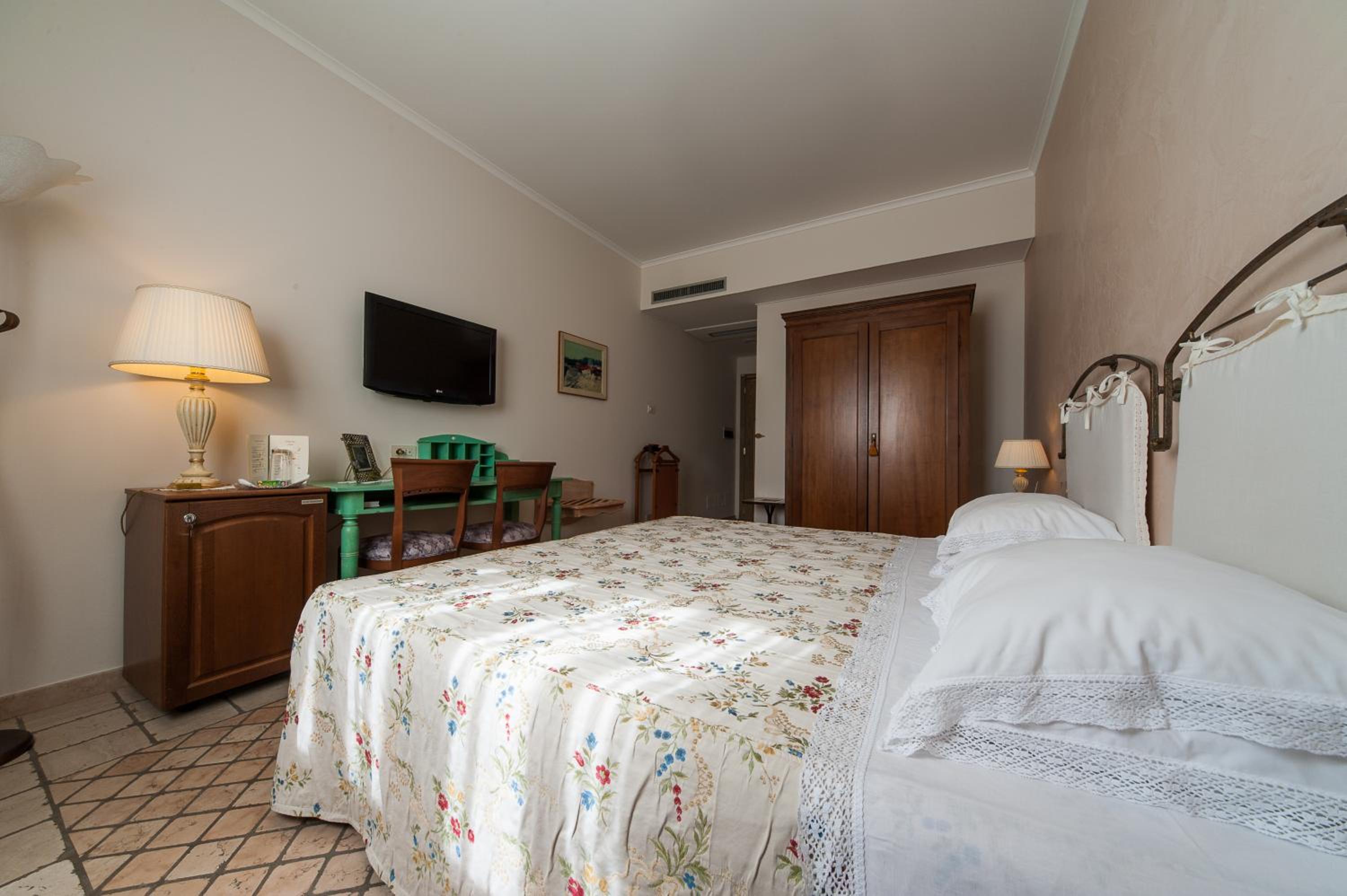 Double Room - Photo 8
