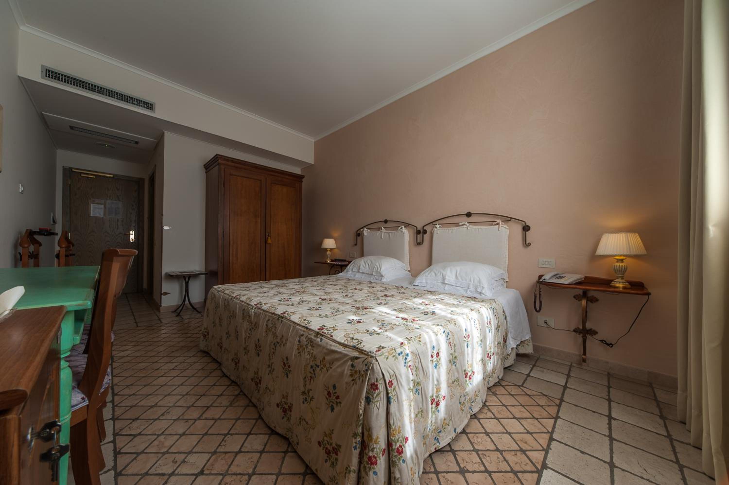 Double Room - Photo 7