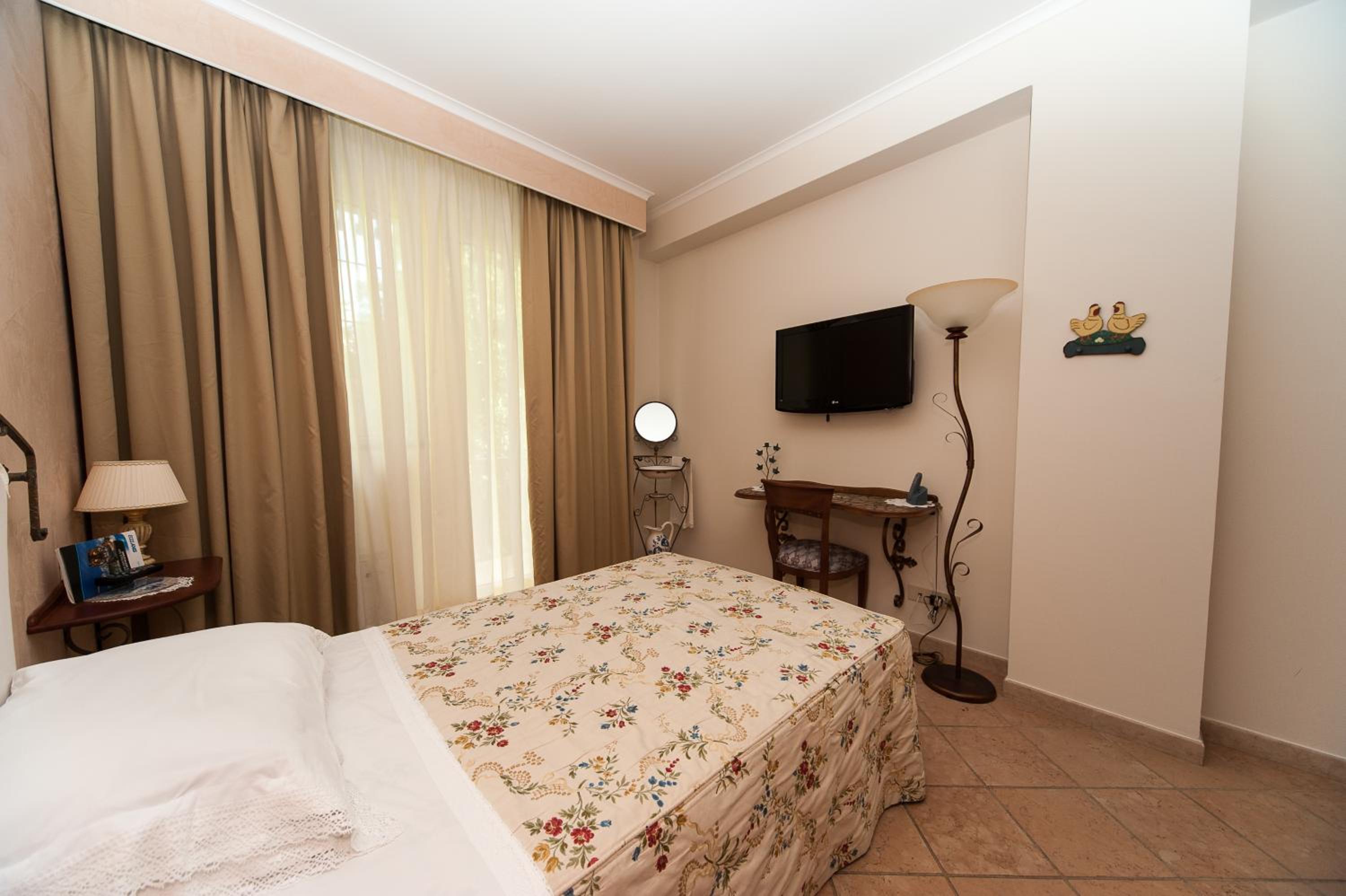 Two-Bedroom Apartment (4 Adults) - Photo 2