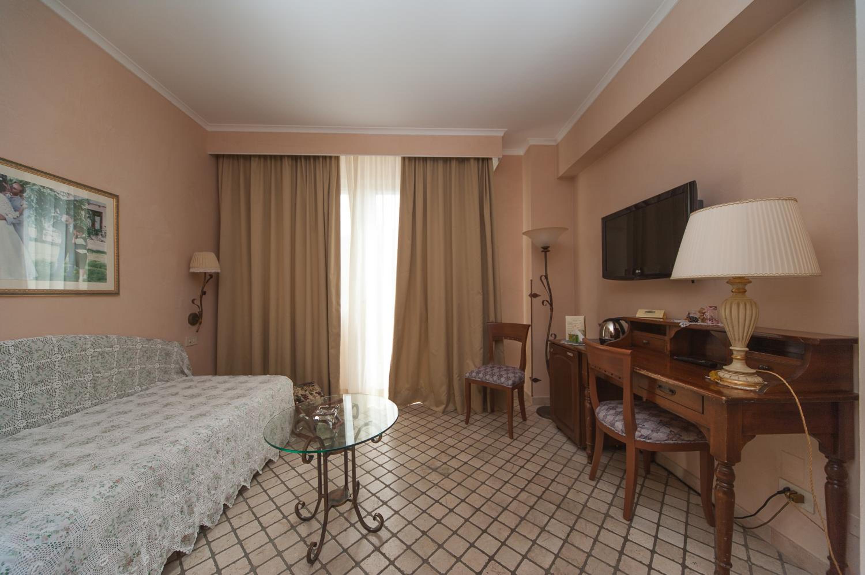 Two-Bedroom Apartment (4 Adults) - Photo 4