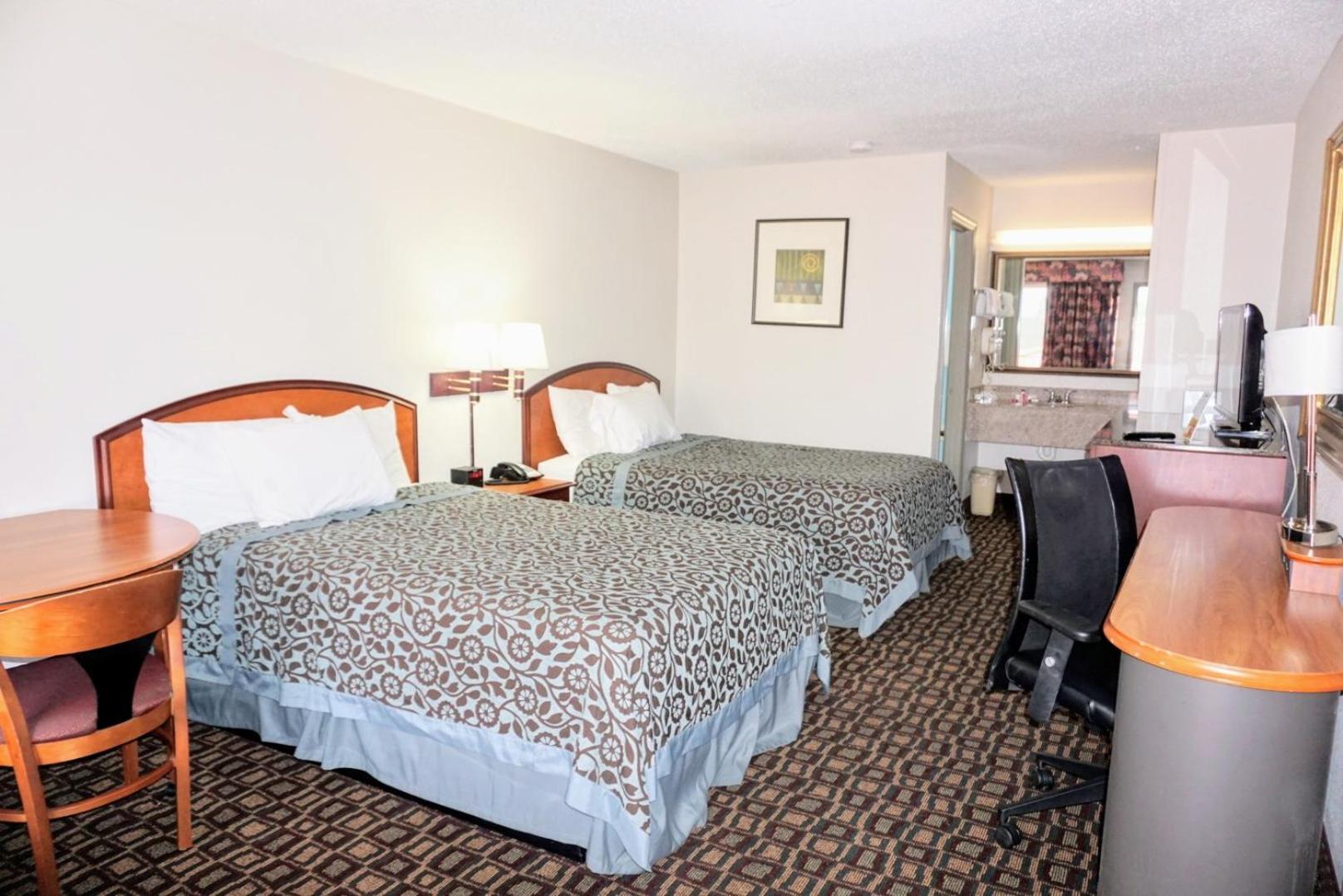 Double Room with Two Double Beds - Smoking - Photo 4