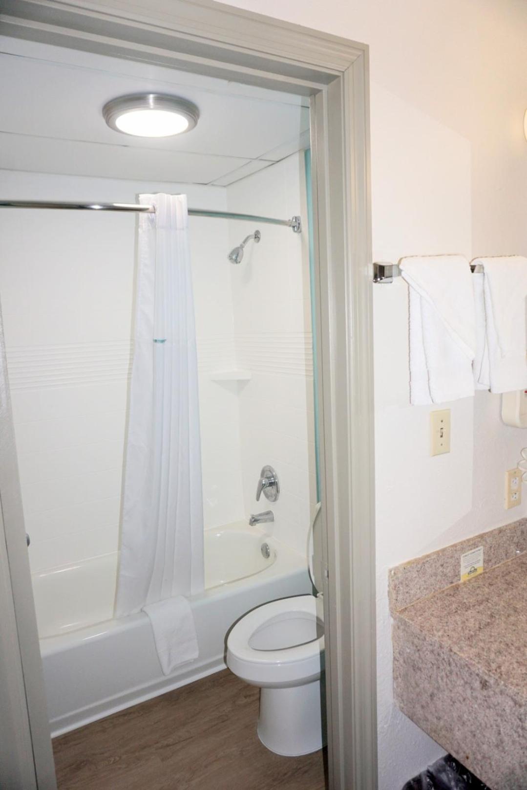 King Room - Non-Smoking - Photo 2