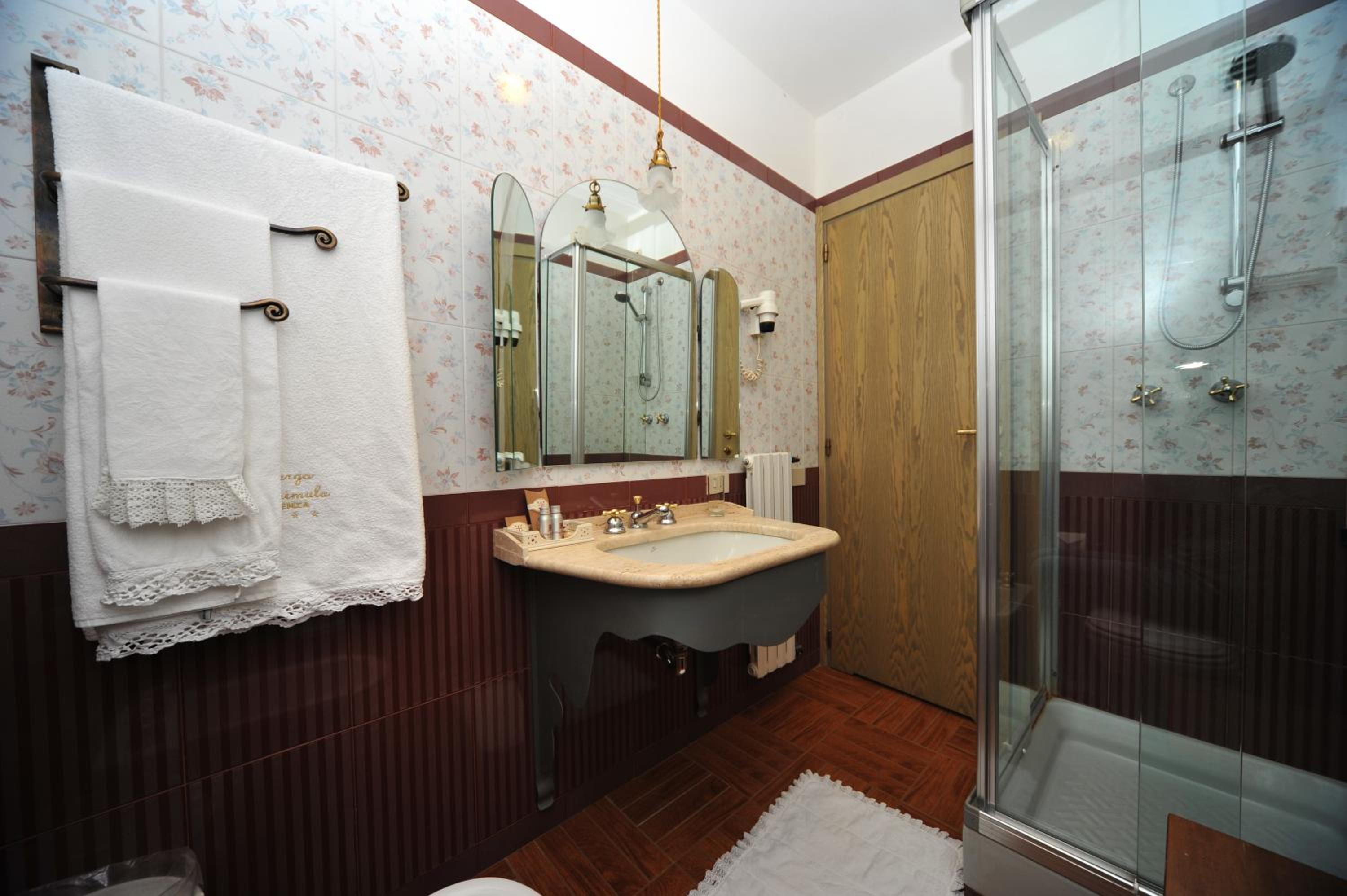 Double Room - Photo 5