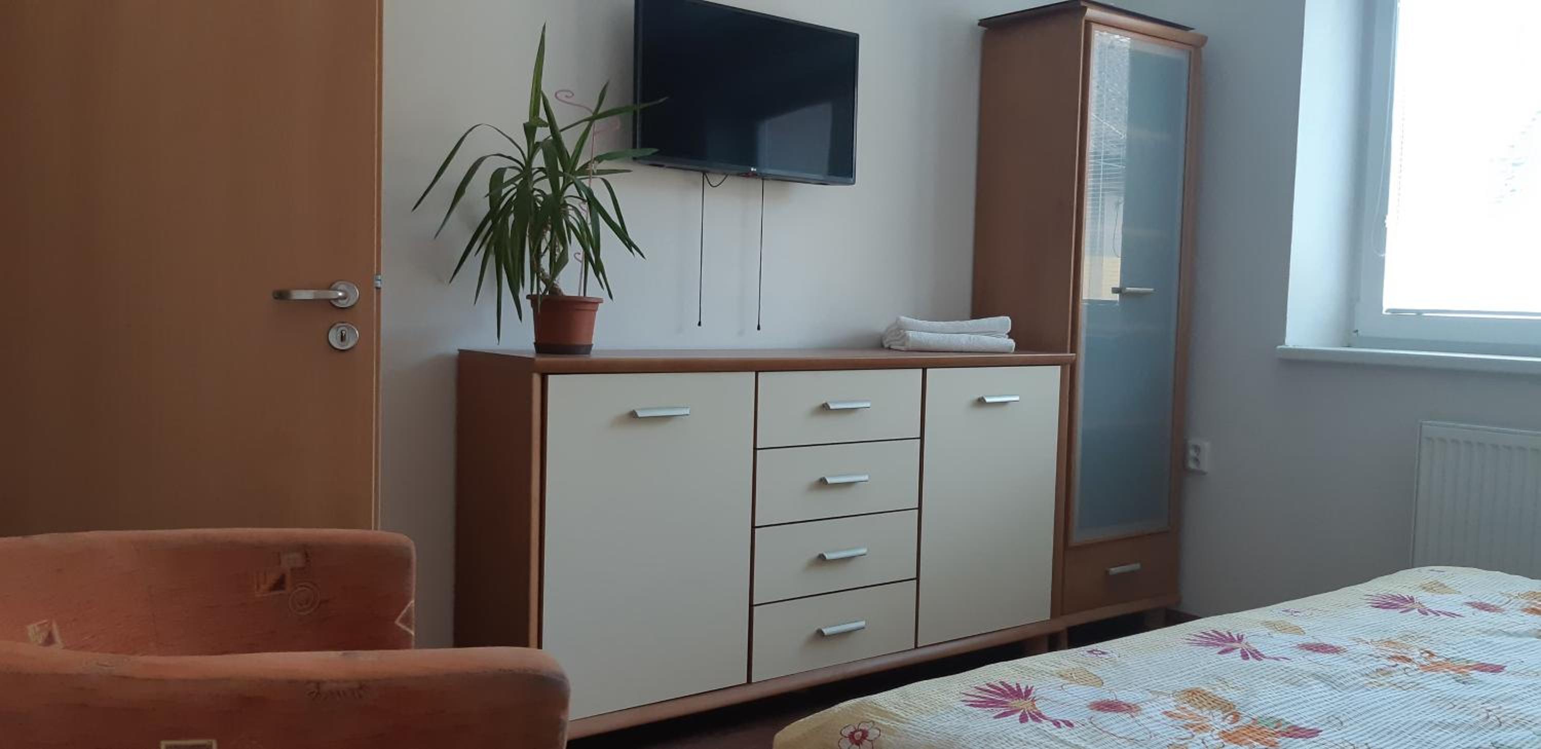 Double Room with Private Bathroom - Photo 6