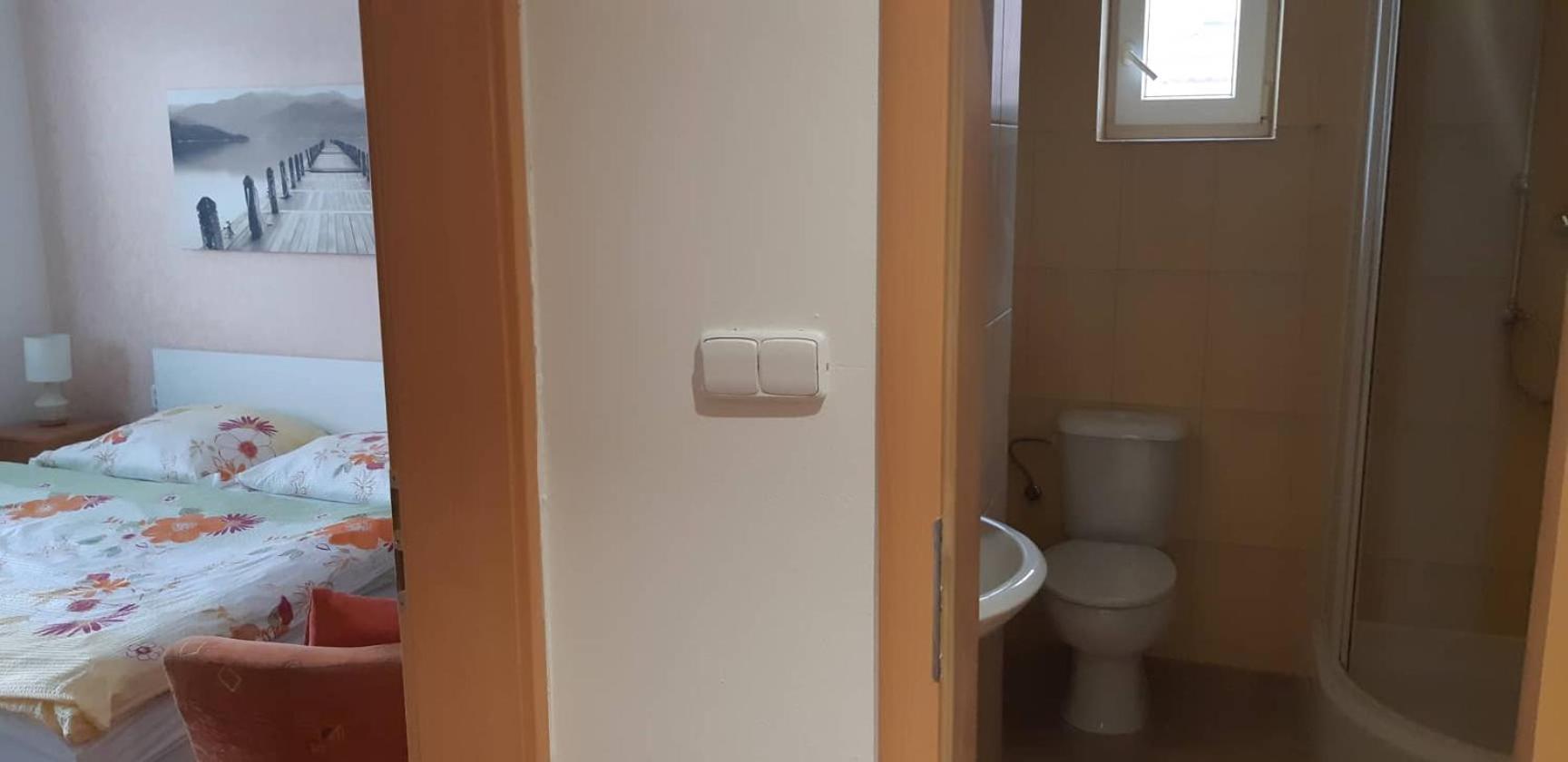 Double Room with Private Bathroom - Photo 12
