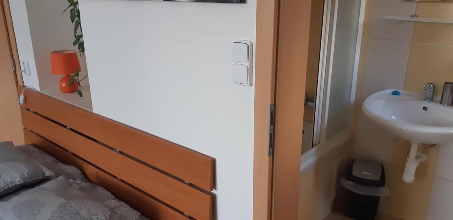 Quadruple Room with Bathroom - Photo 12