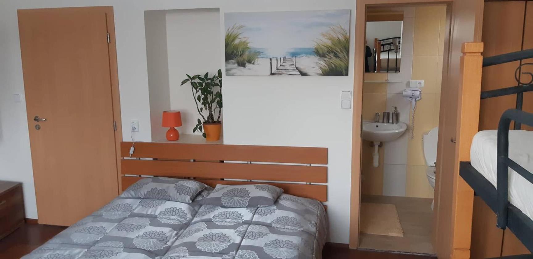 Quadruple Room with Bathroom - Photo 7