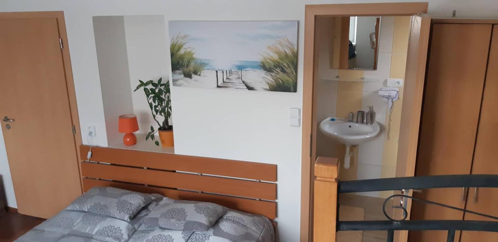 Quadruple Room with Bathroom - Photo 10