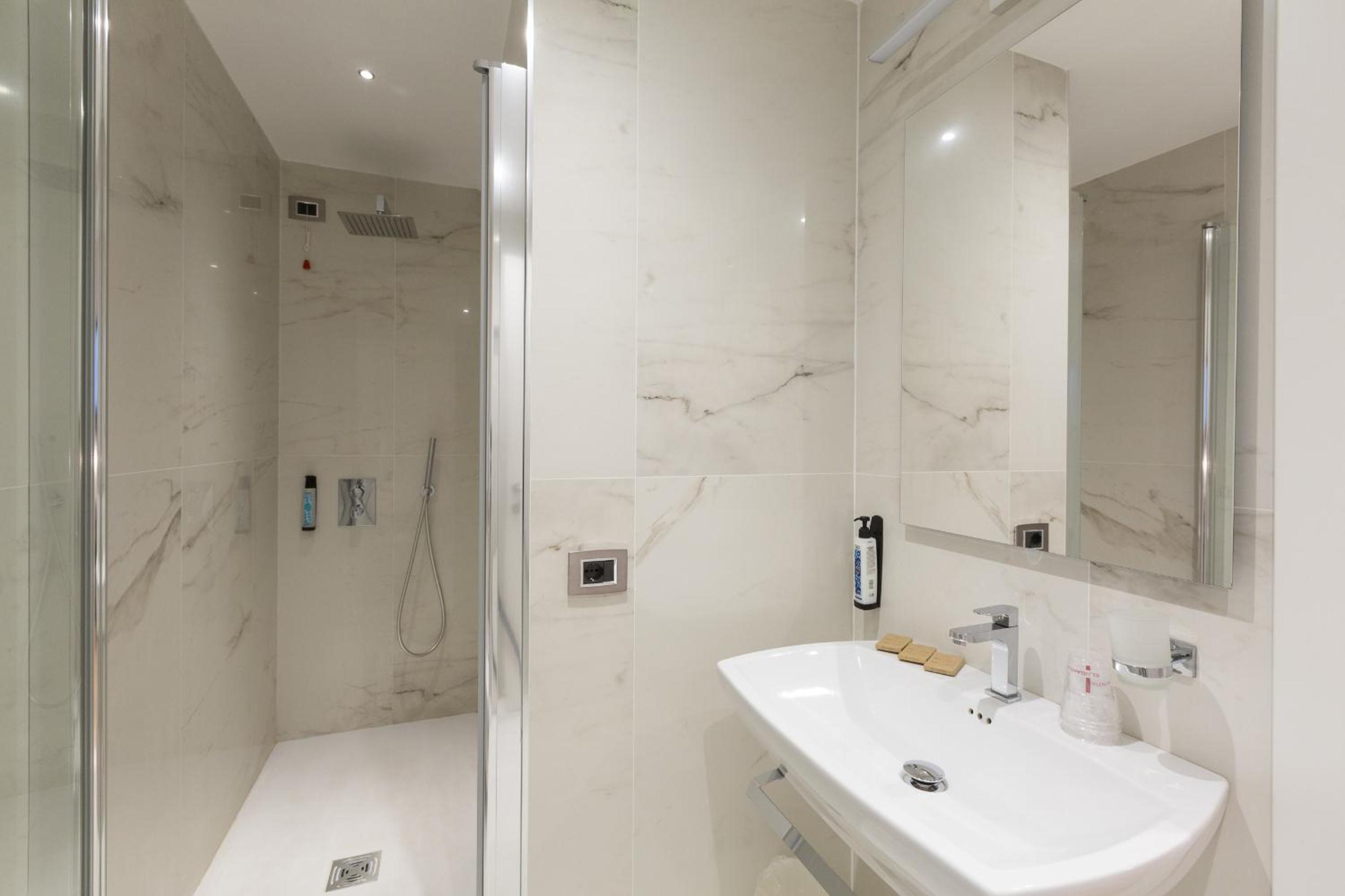 Deluxe Triple Room thumbnail 6