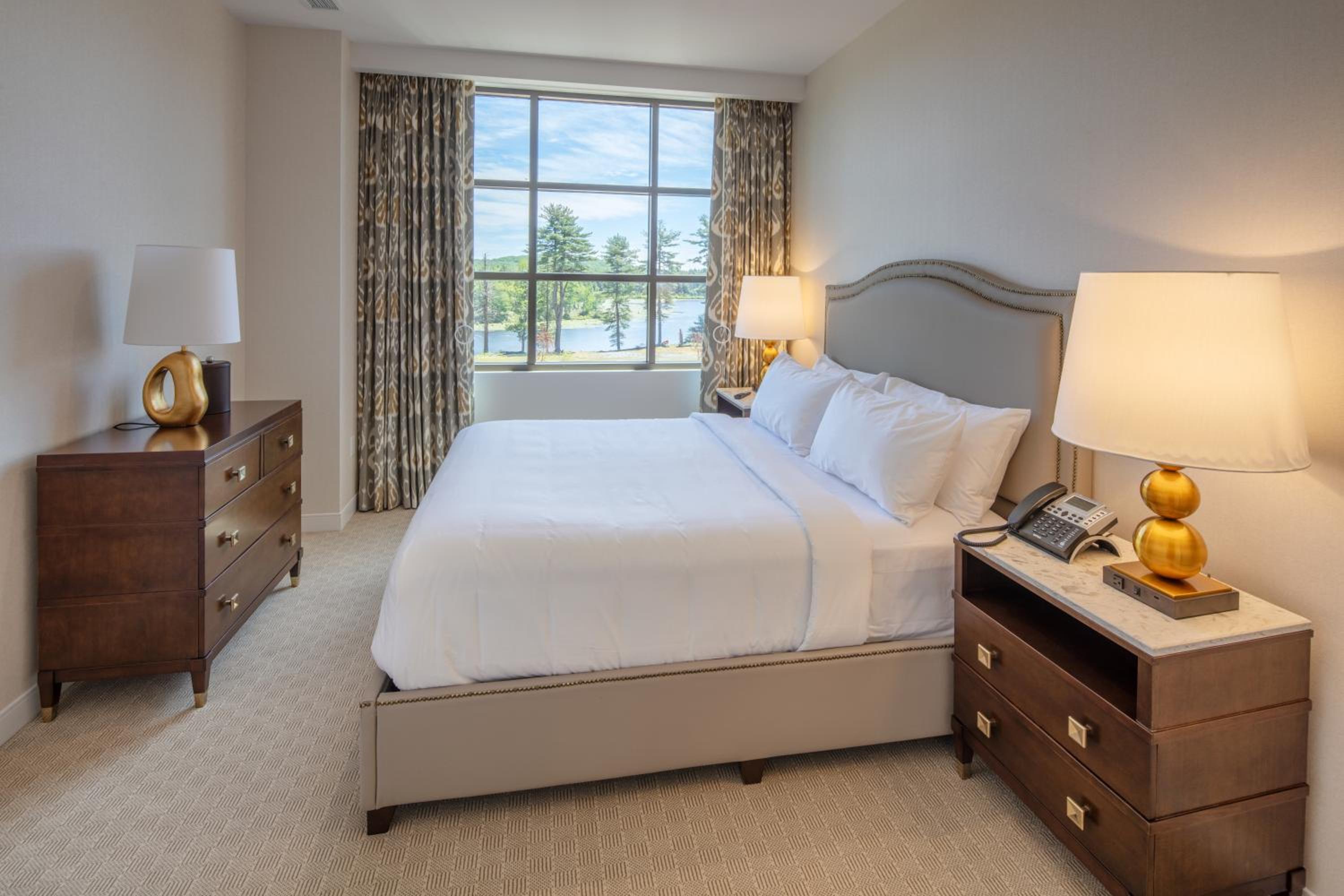 Lakeview King Suite with Balcony- Yoga & Wellness Activities - Photo 2