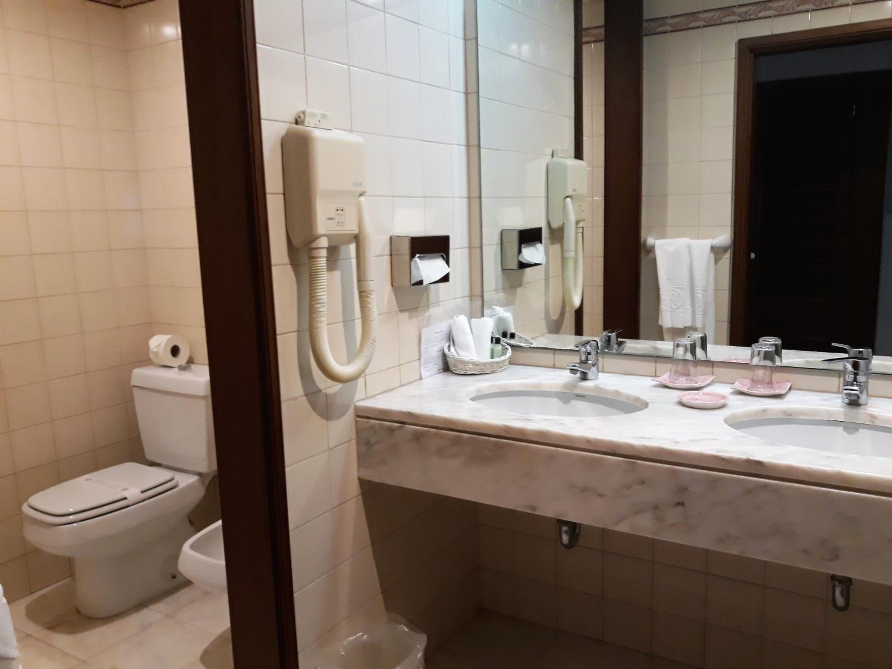 Superior Double or Twin Room with Balcony and Side Sea View thumbnail 6