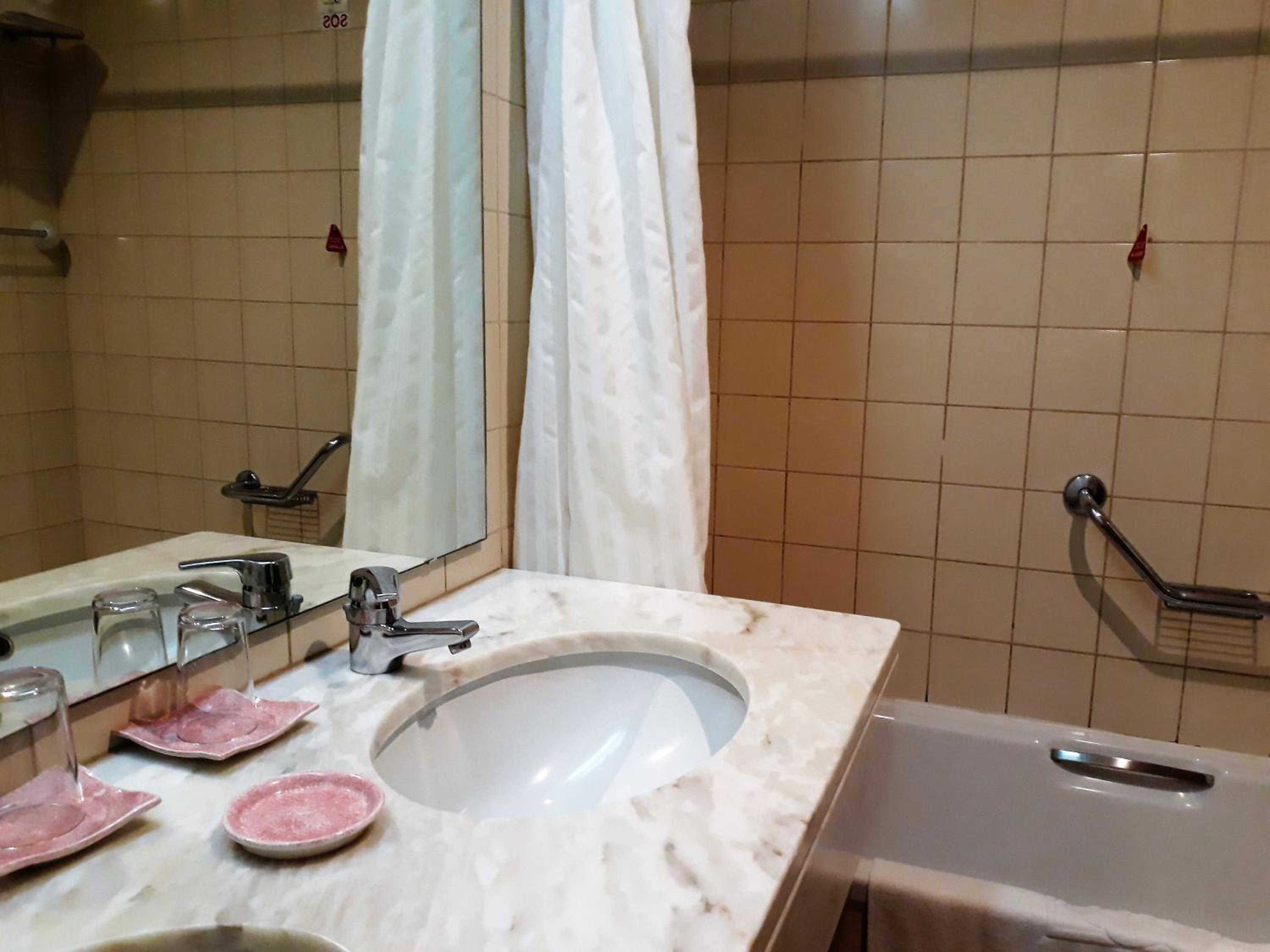 Superior Double or Twin Room with Balcony and Side Sea View thumbnail 5