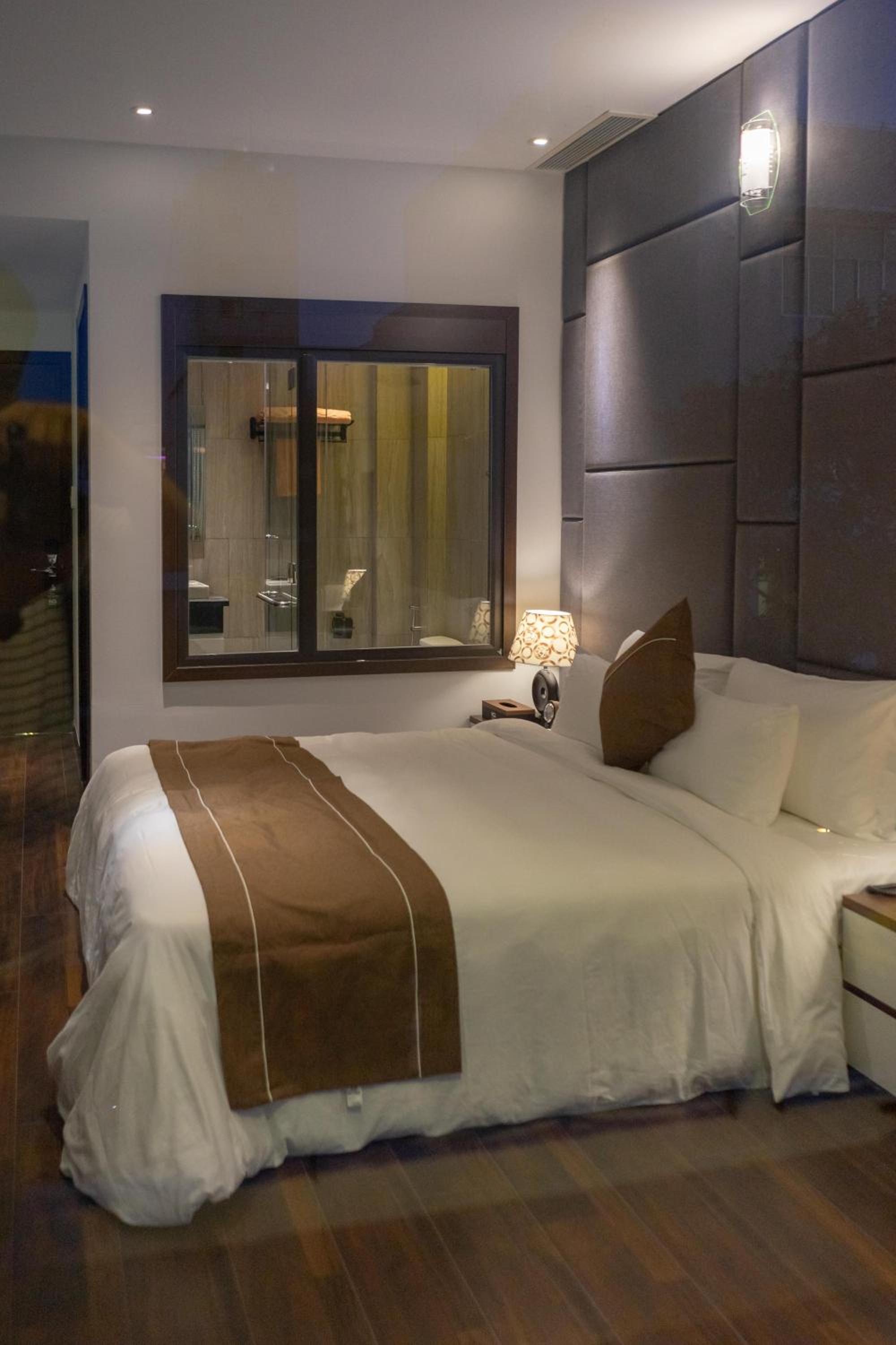 Deluxe Double Room with Balcony - Photo 6