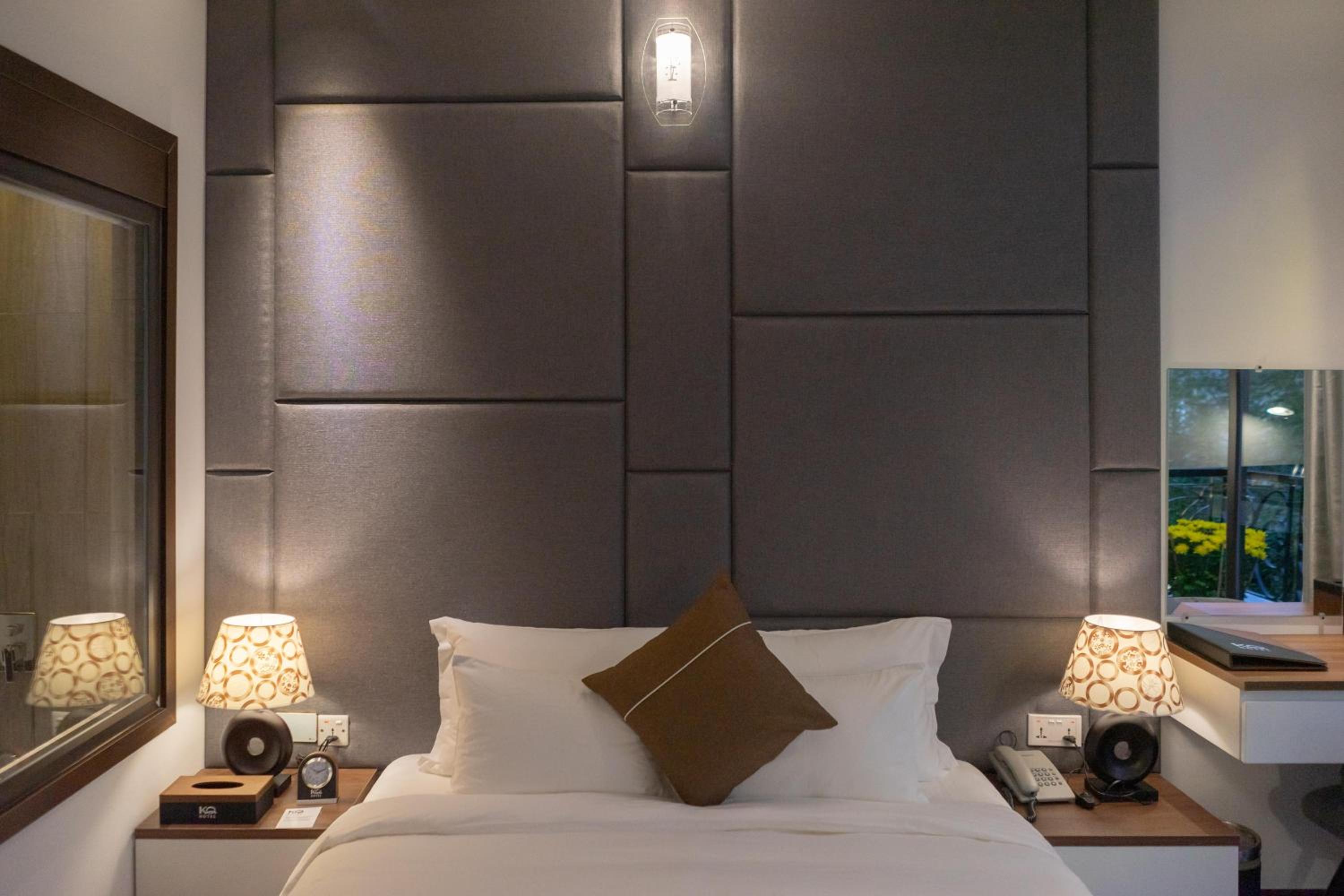 Deluxe Double Room with Balcony - Photo 9
