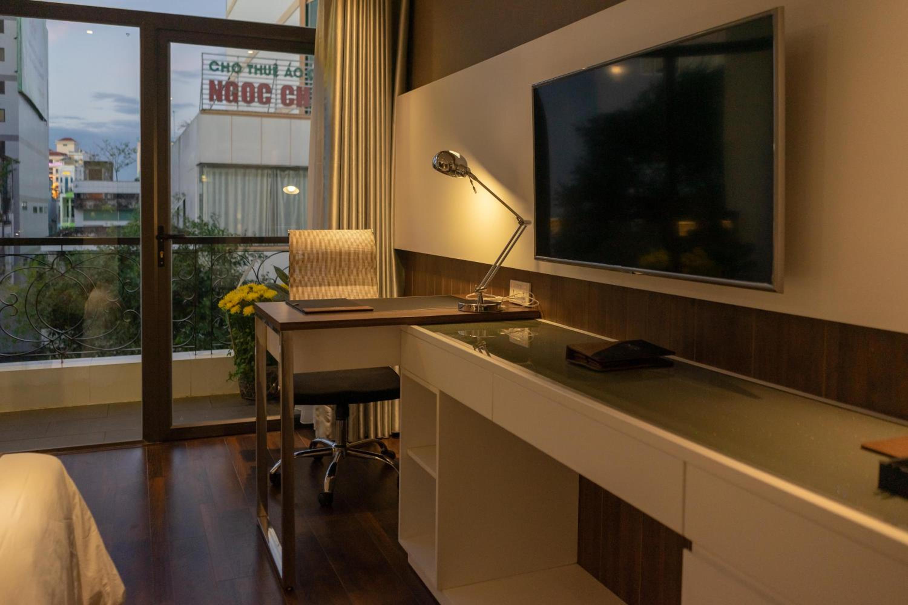 Deluxe Double Room with Balcony - Photo 10