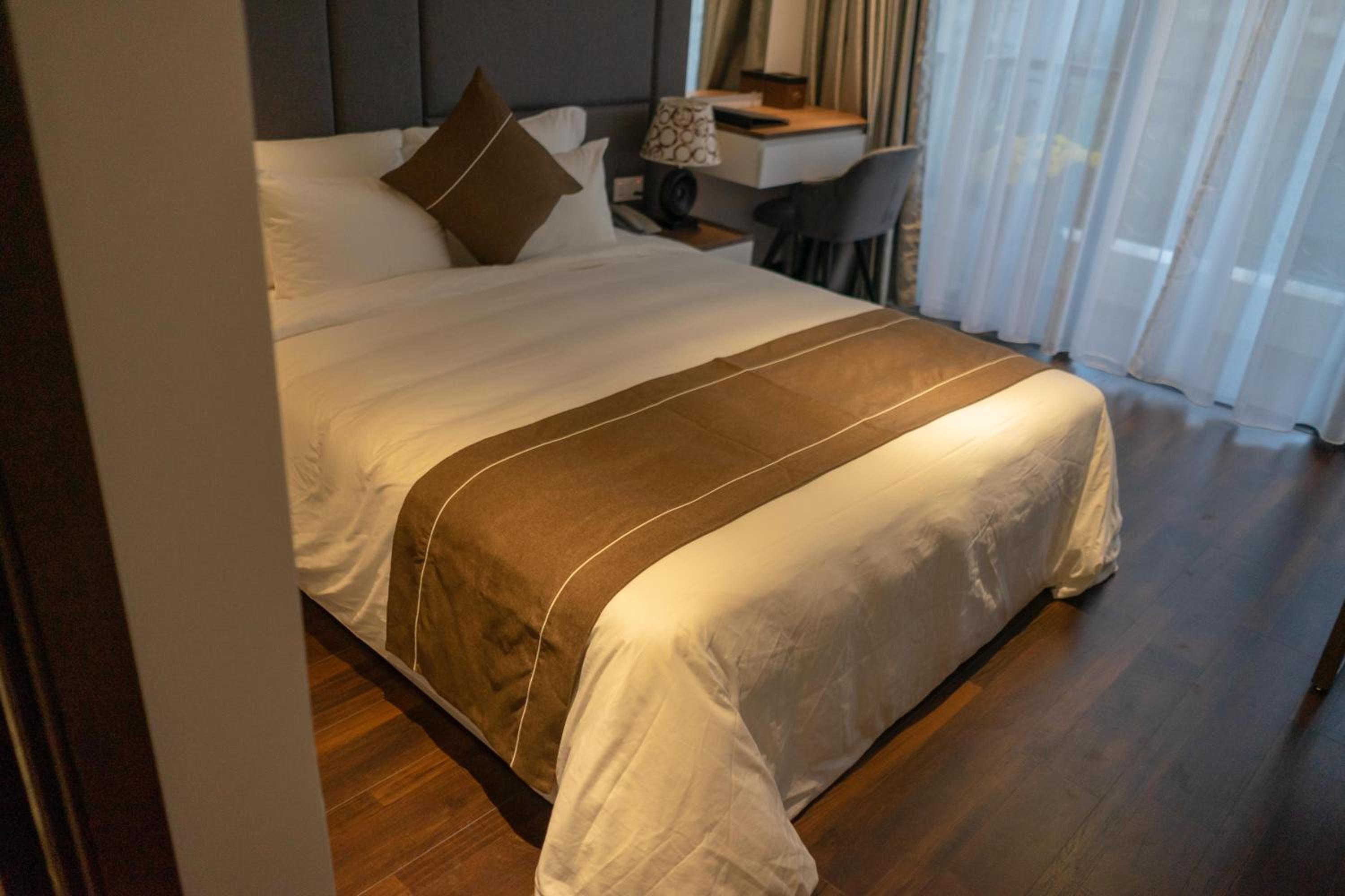 Deluxe Double Room with Balcony - Photo 4