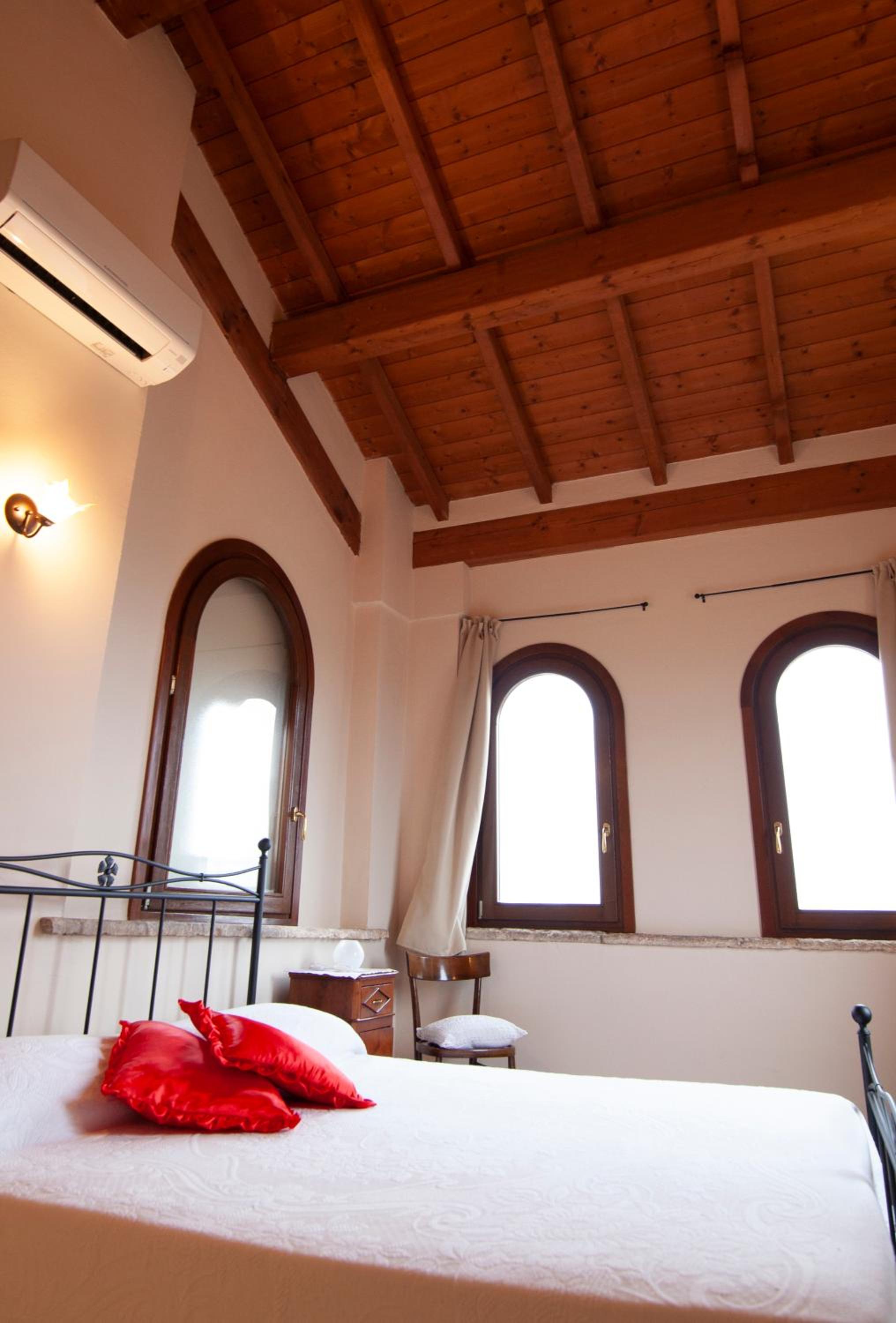Five-Bedroom House photo 2