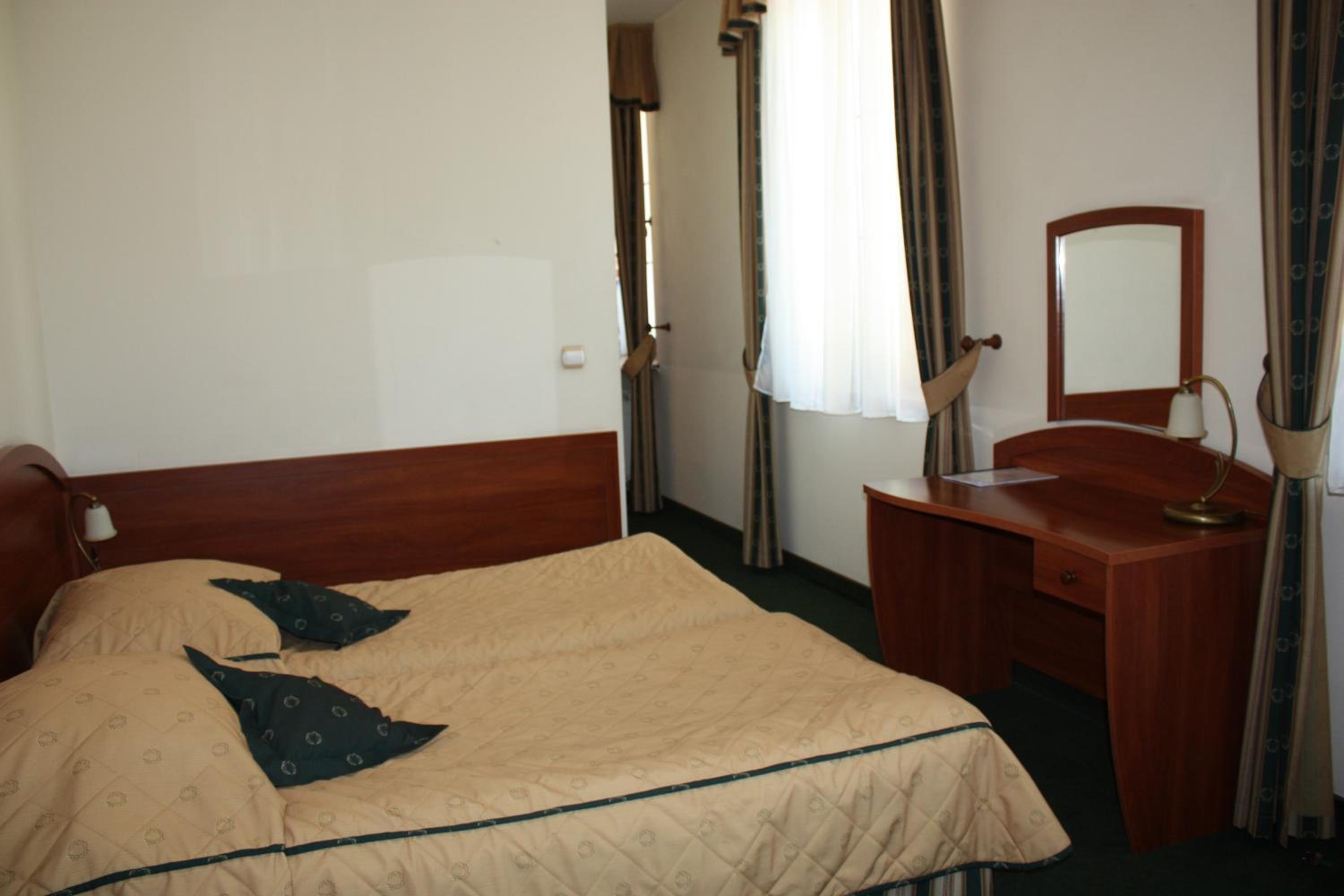 Double or Twin Room - Photo 8