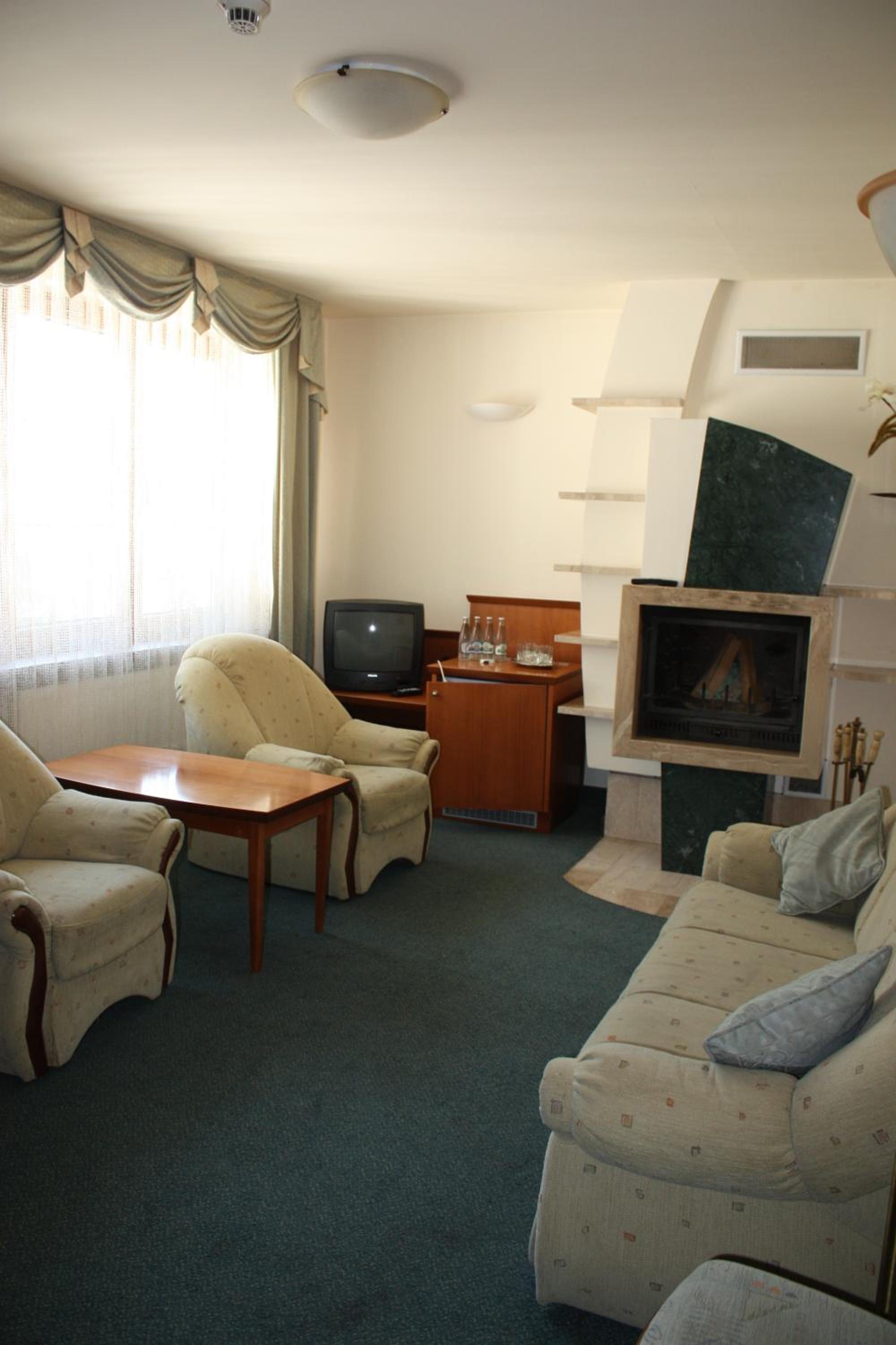 Luxury Apartment - Photo 6