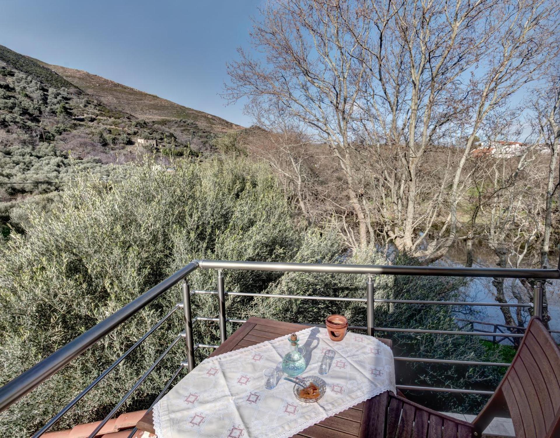 Quadruple Room with Lake View - Photo 9