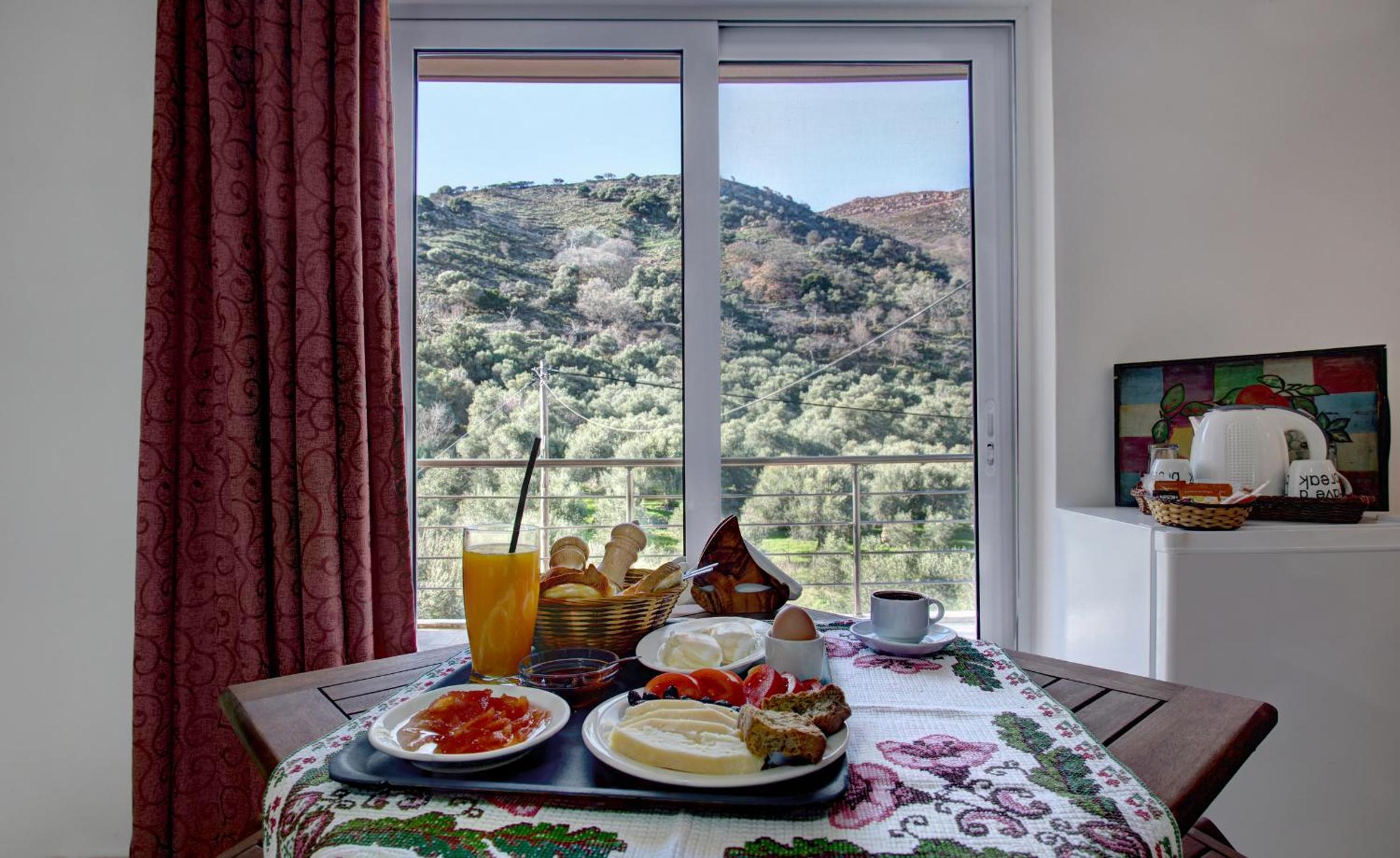 Quadruple Room with Lake View - Photo 7