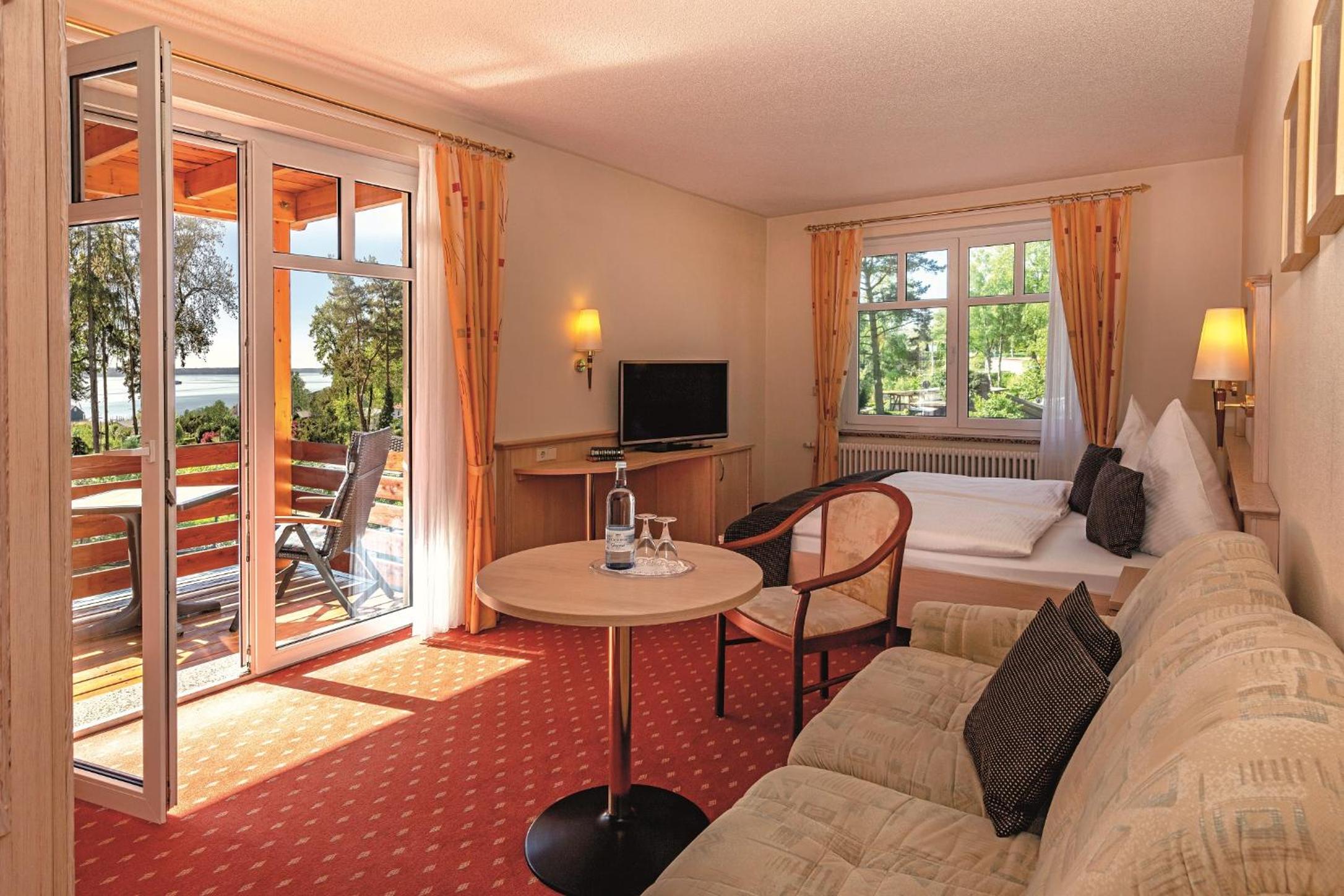 Apartment with Balcony and Lake View
