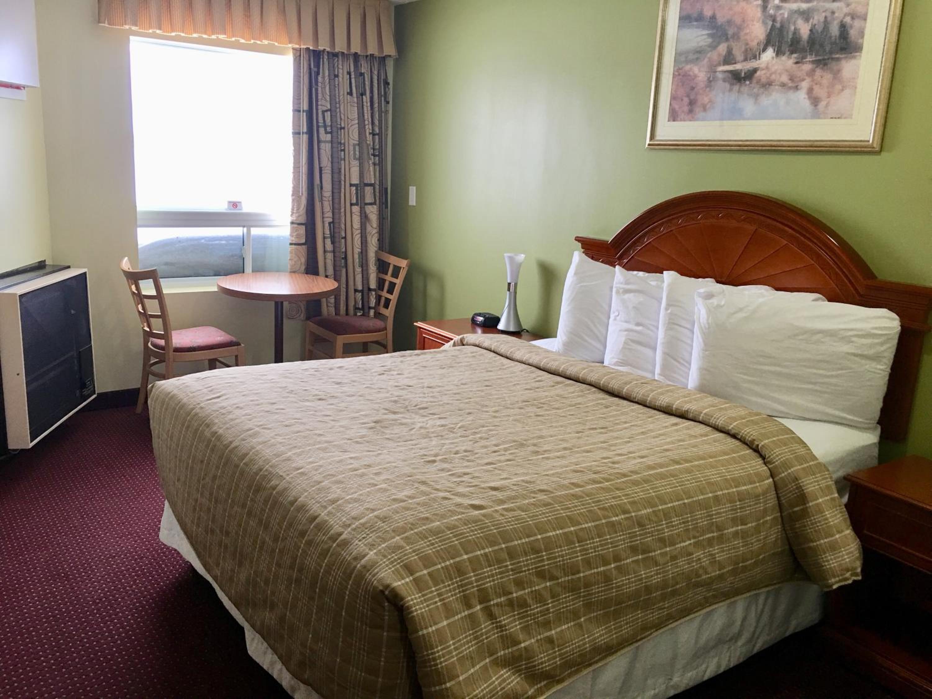 Queen Room photo 1