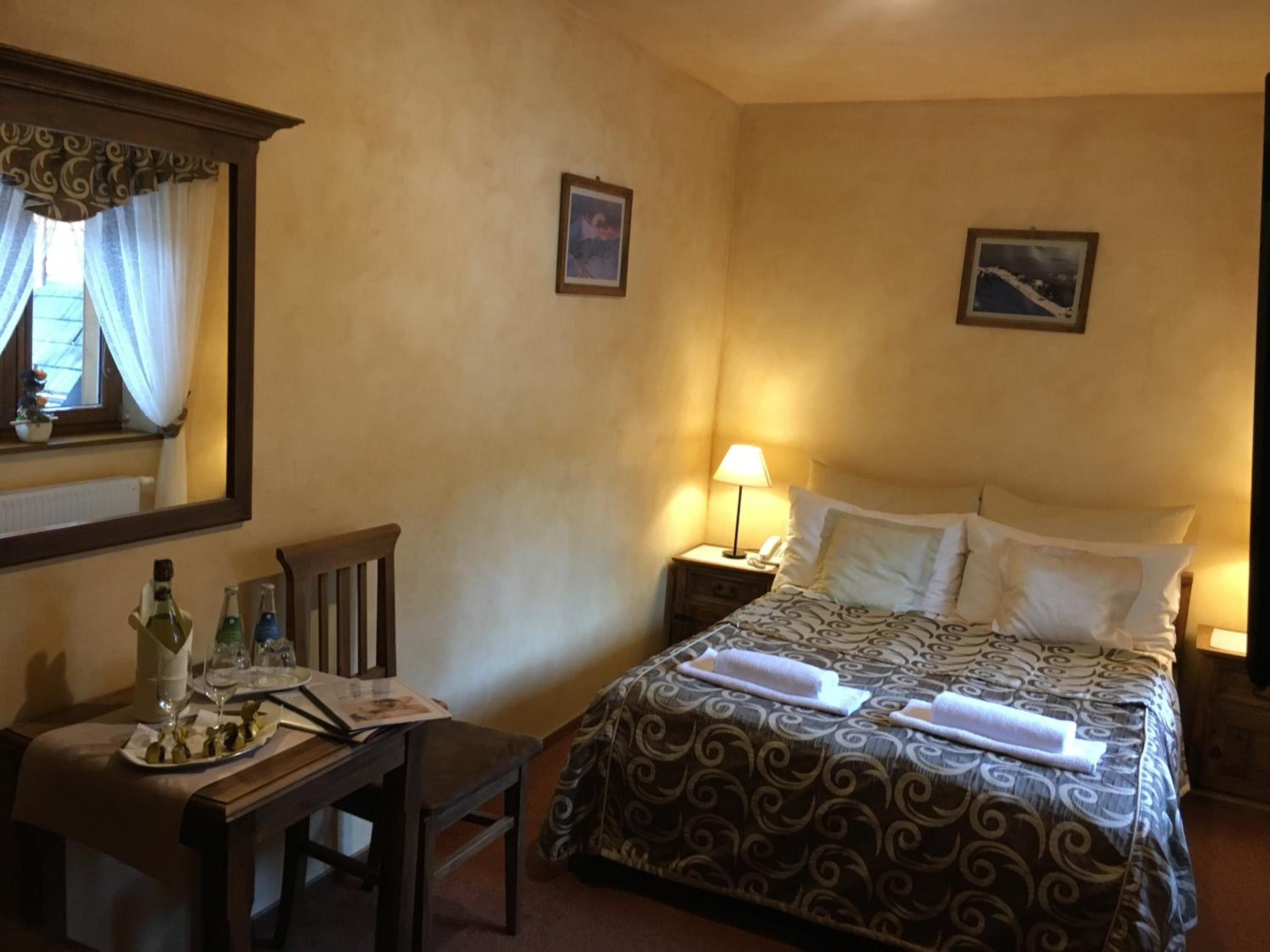 Double Room with Balcony - Photo 3