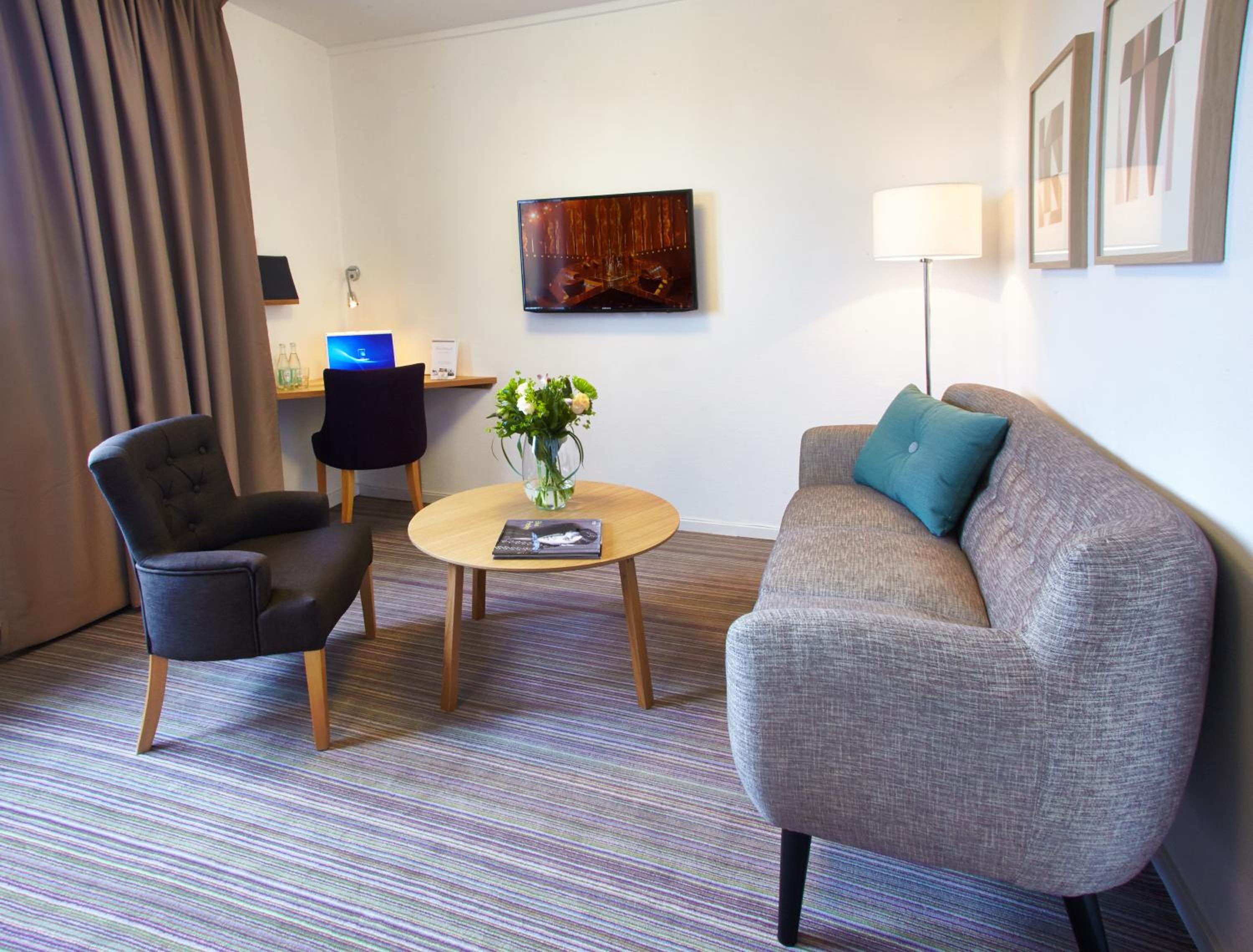 Superior Family Room - Photo 3