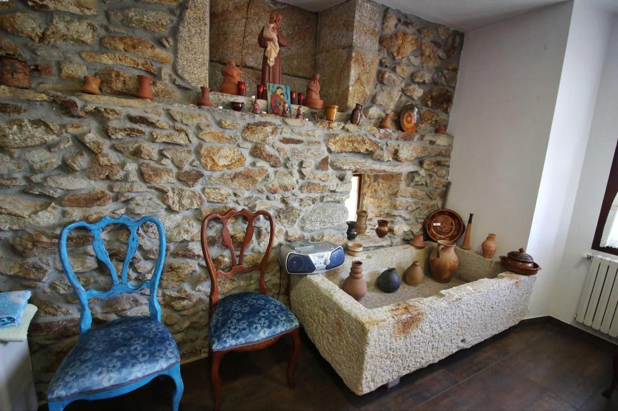 Six-Bedroom House photo 2