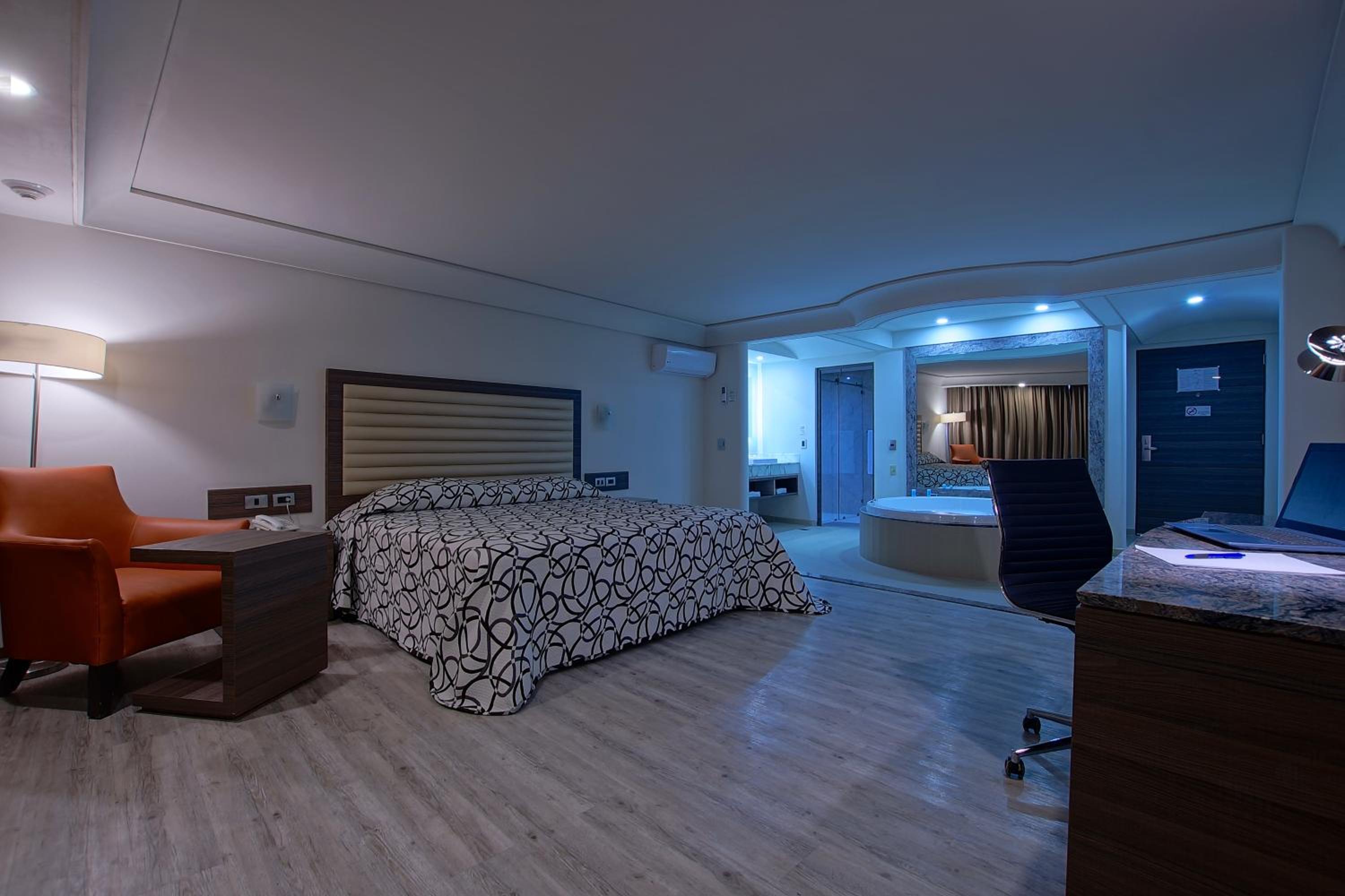 Deluxe Suite with Spa Bath photo 2