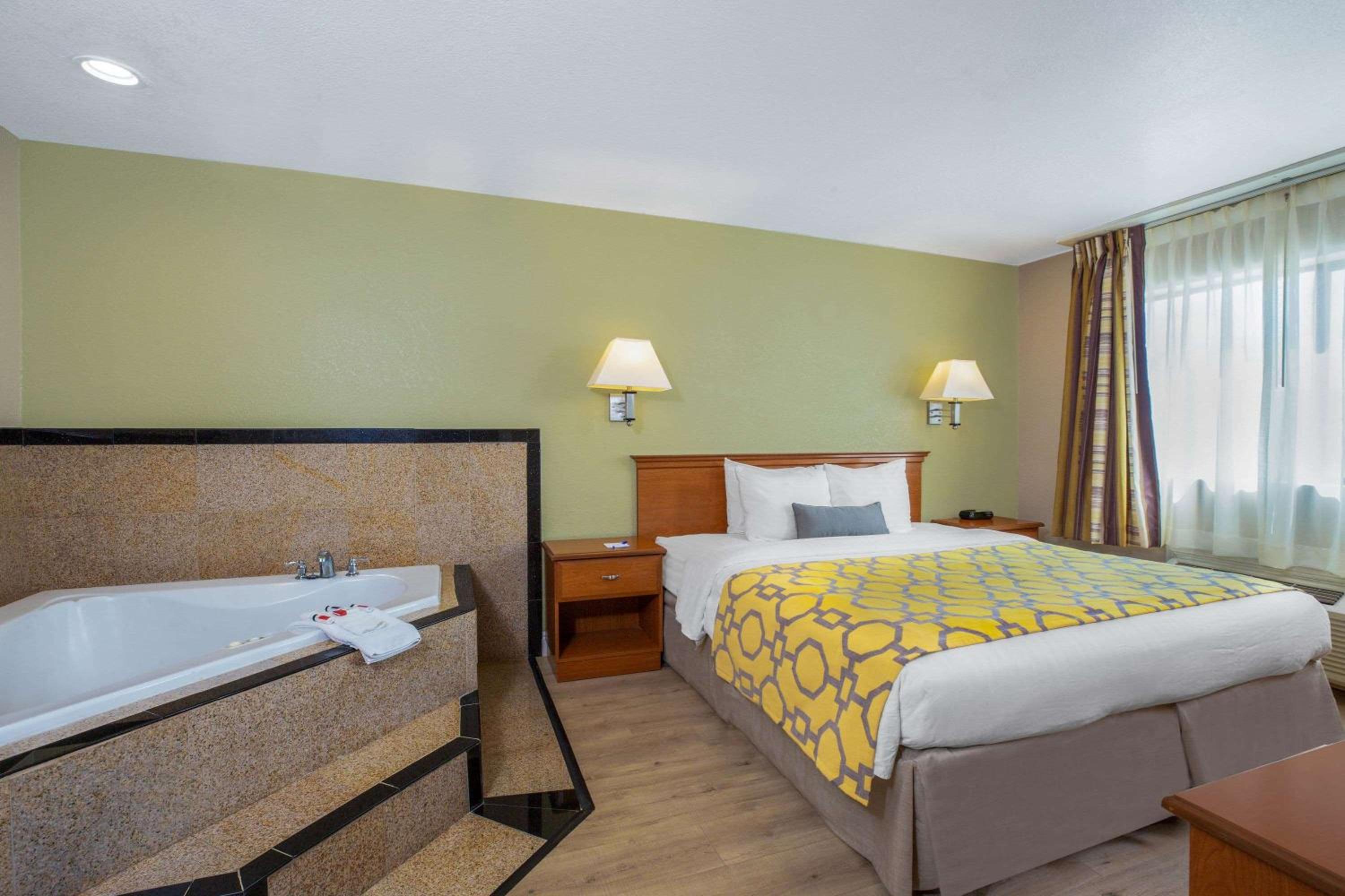 1 King Bed, 1-Bedroom Deluxe Suite, Kitchenette, Non-Smoking - Photo 4