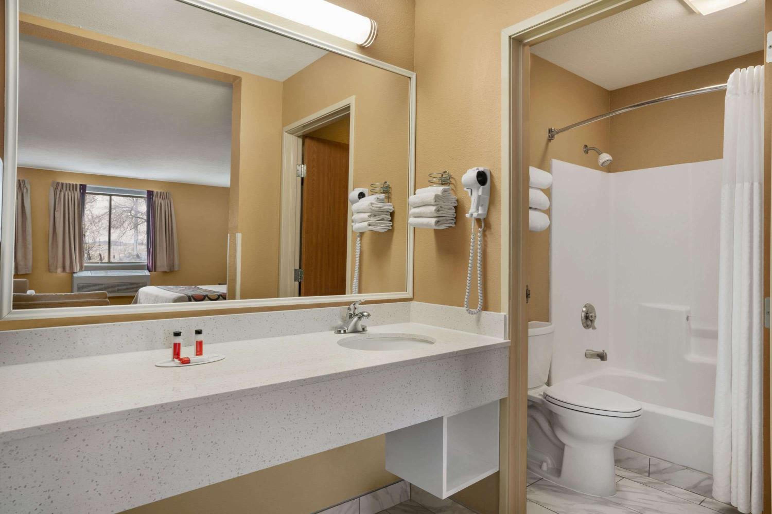 King Room - Non-Smoking - Photo 6