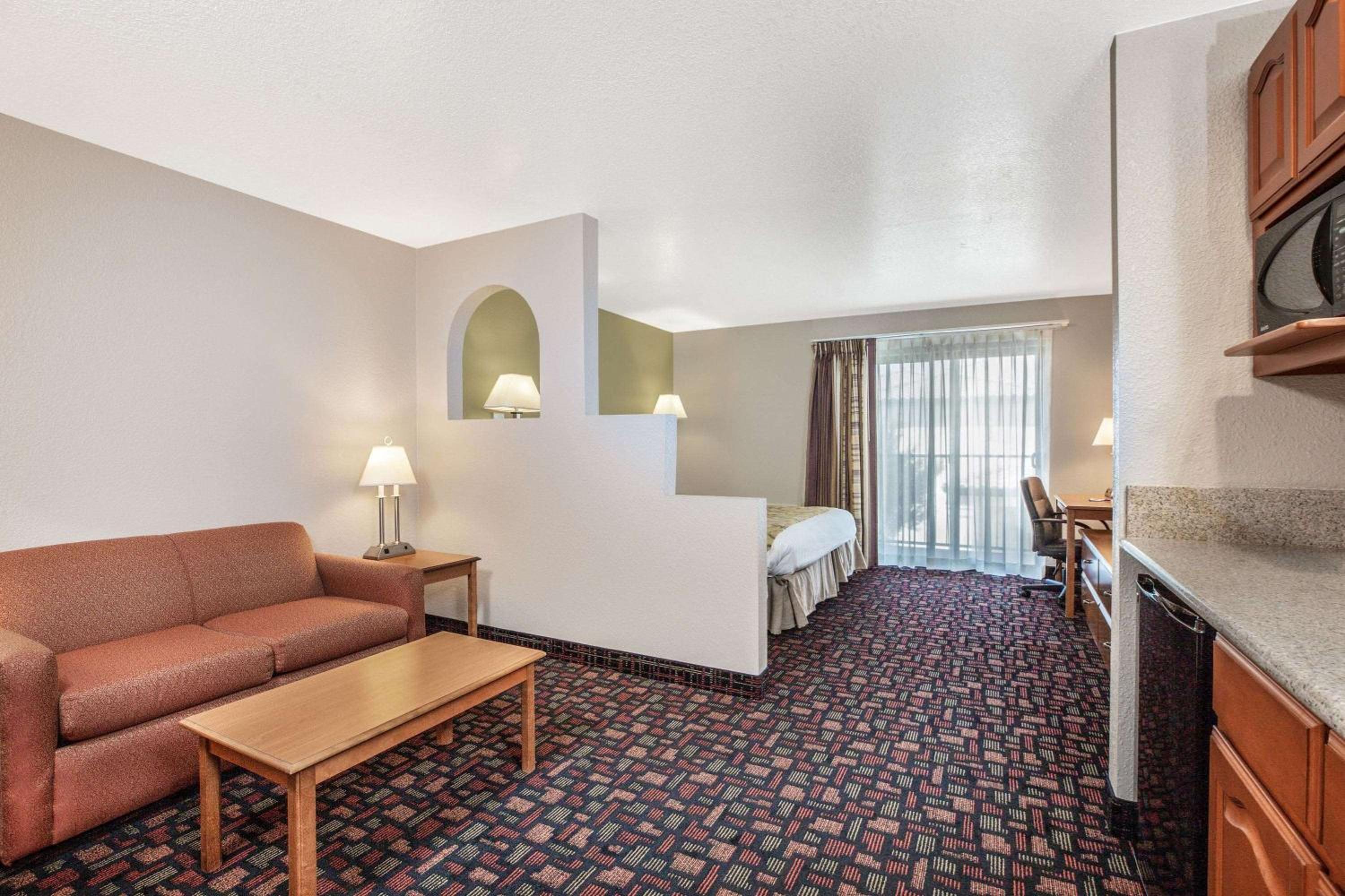 1 King Bed, Mobility Accessible Suite, Kitchenette, Non-Smoking - Photo 3